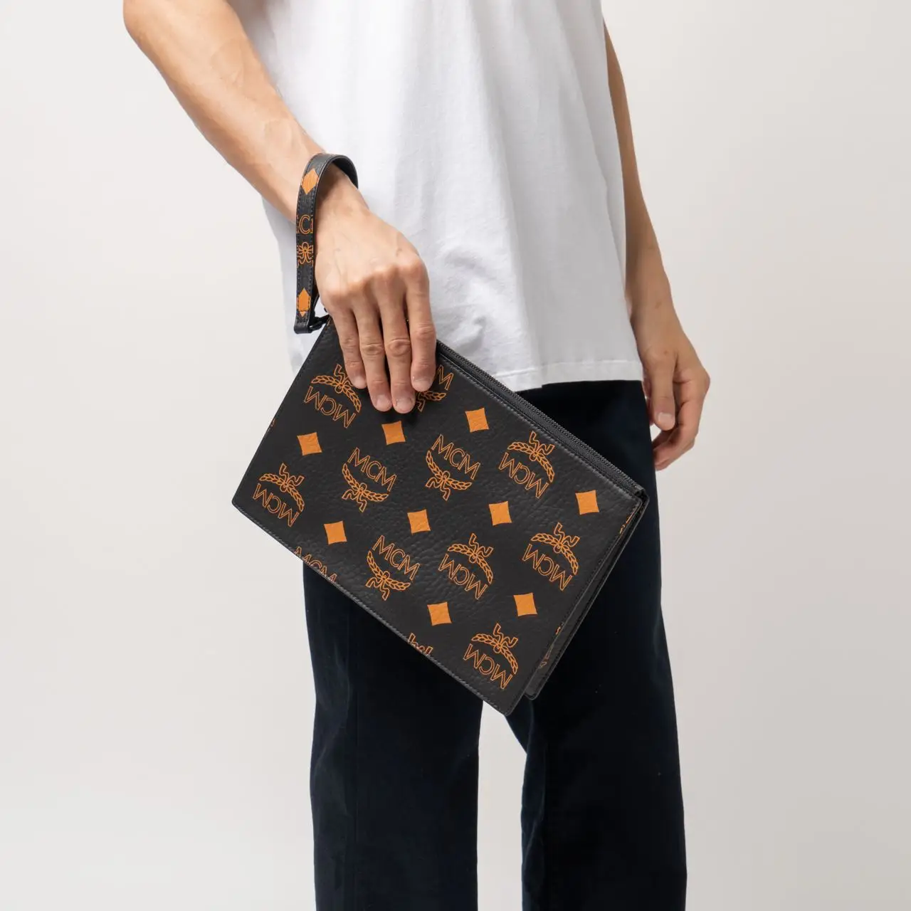 MCM Medium Aren Wrislet Zip Pouch in Maxi Visetos Black – voilà.id