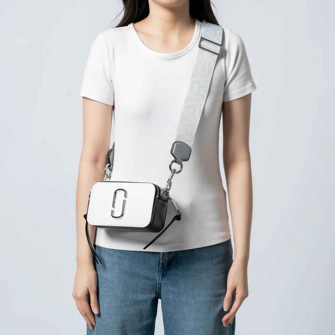 Marc jacobs logo strap snapshot camera bag best sale