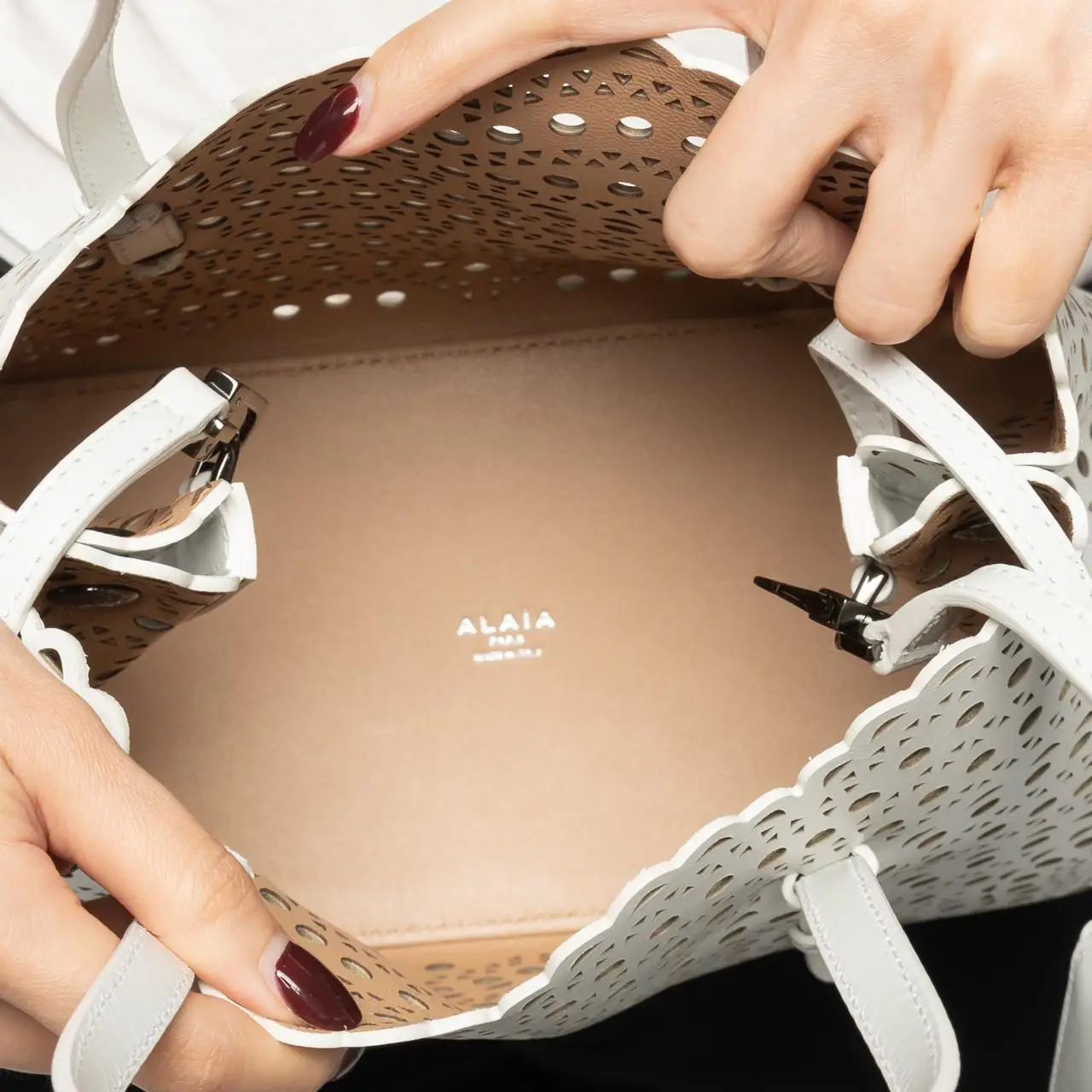 Alaïa Mina 25 Tote Bag Blanc Optique – voilà.id