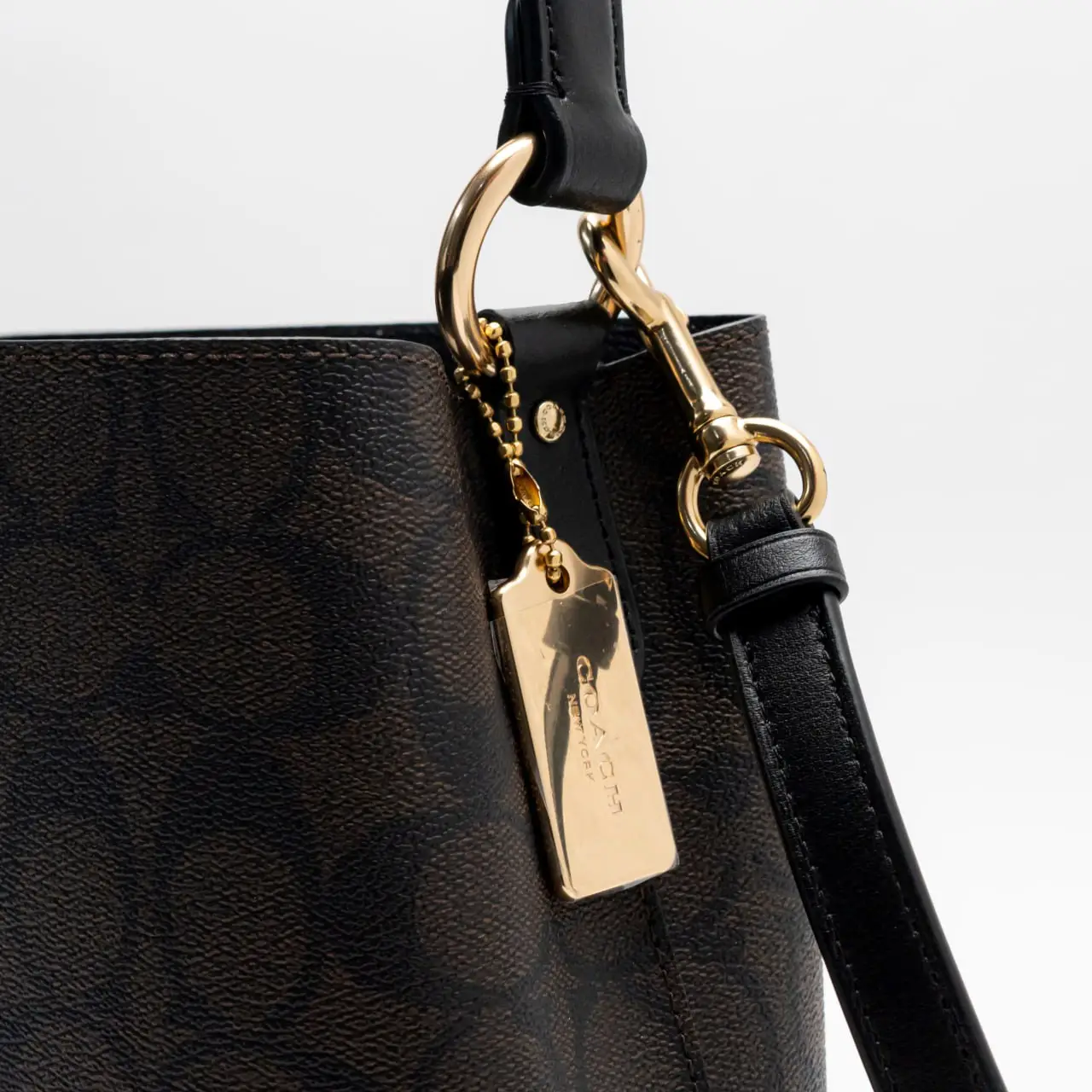 Coach Small Town Bucket in Signature Canvas Brown/Black – voilà.id