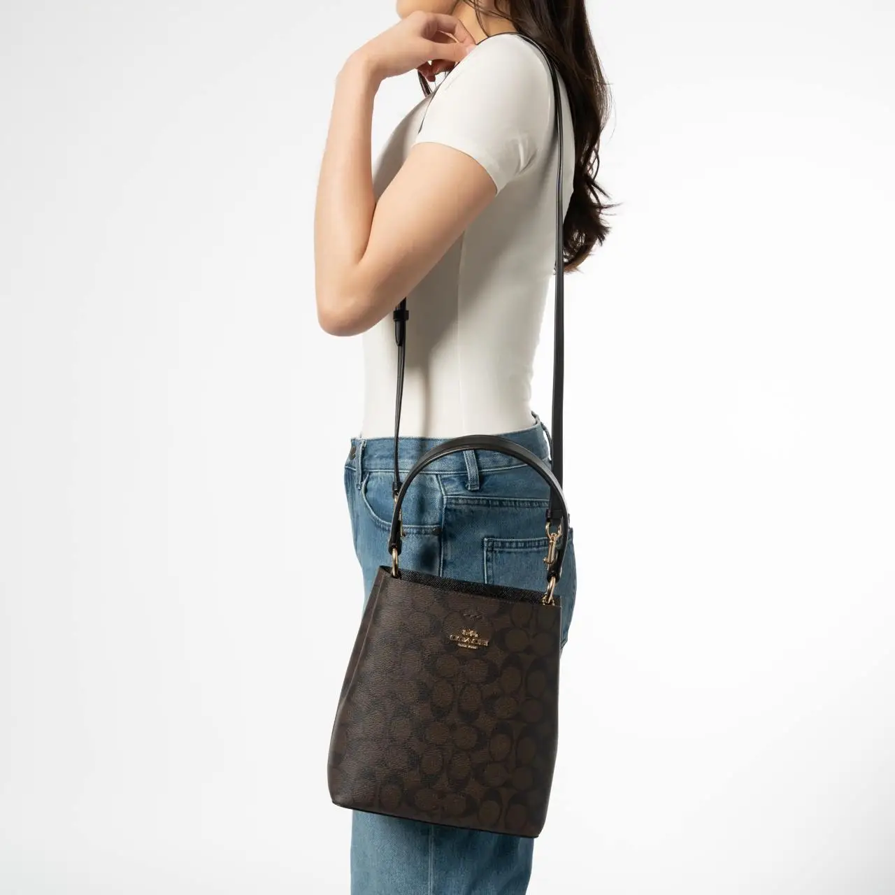 Coach Small Town Bucket in Signature Canvas Brown/Black – voilà.id