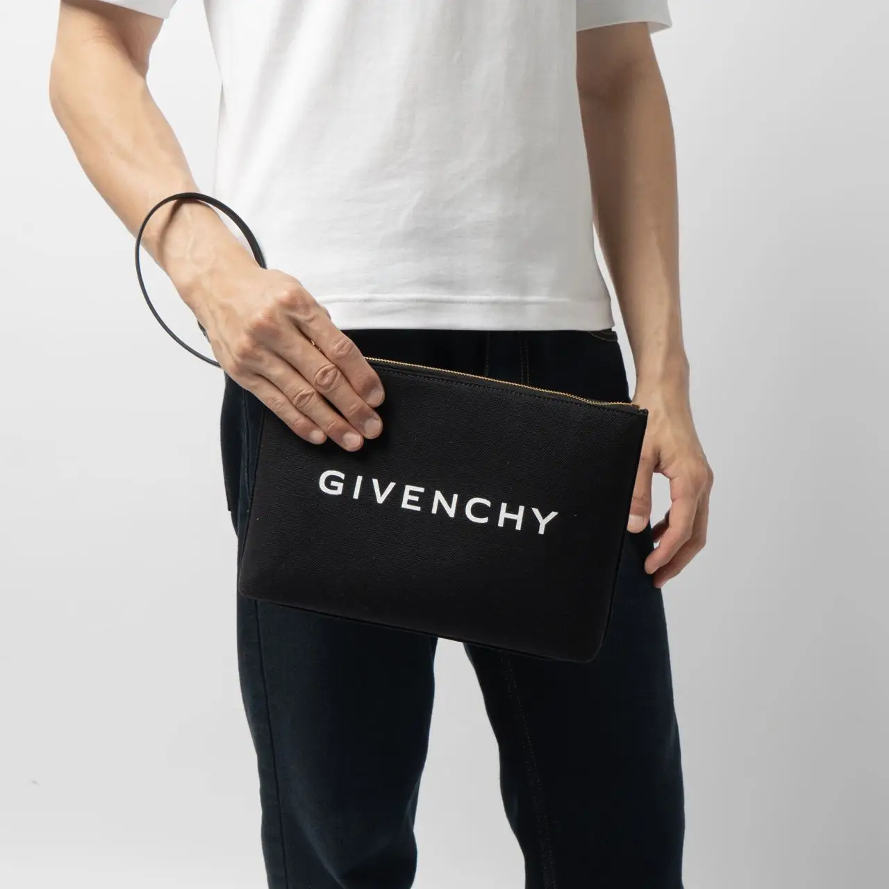 Givenchy Logo Print Large Travel Pouch Black – voilà.id