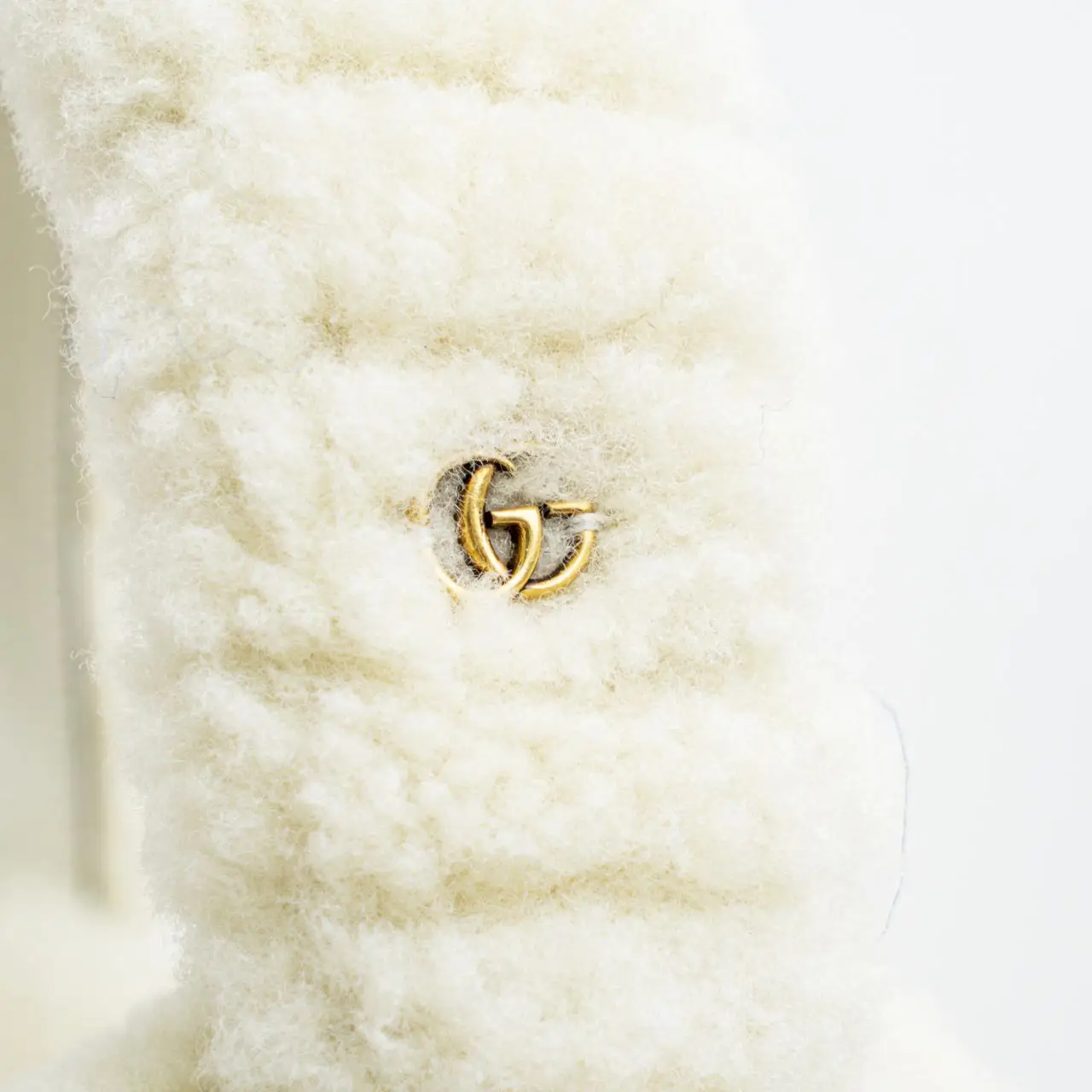Gucci Double G Shearling Ear Muffs White – voilà.id display picture 3