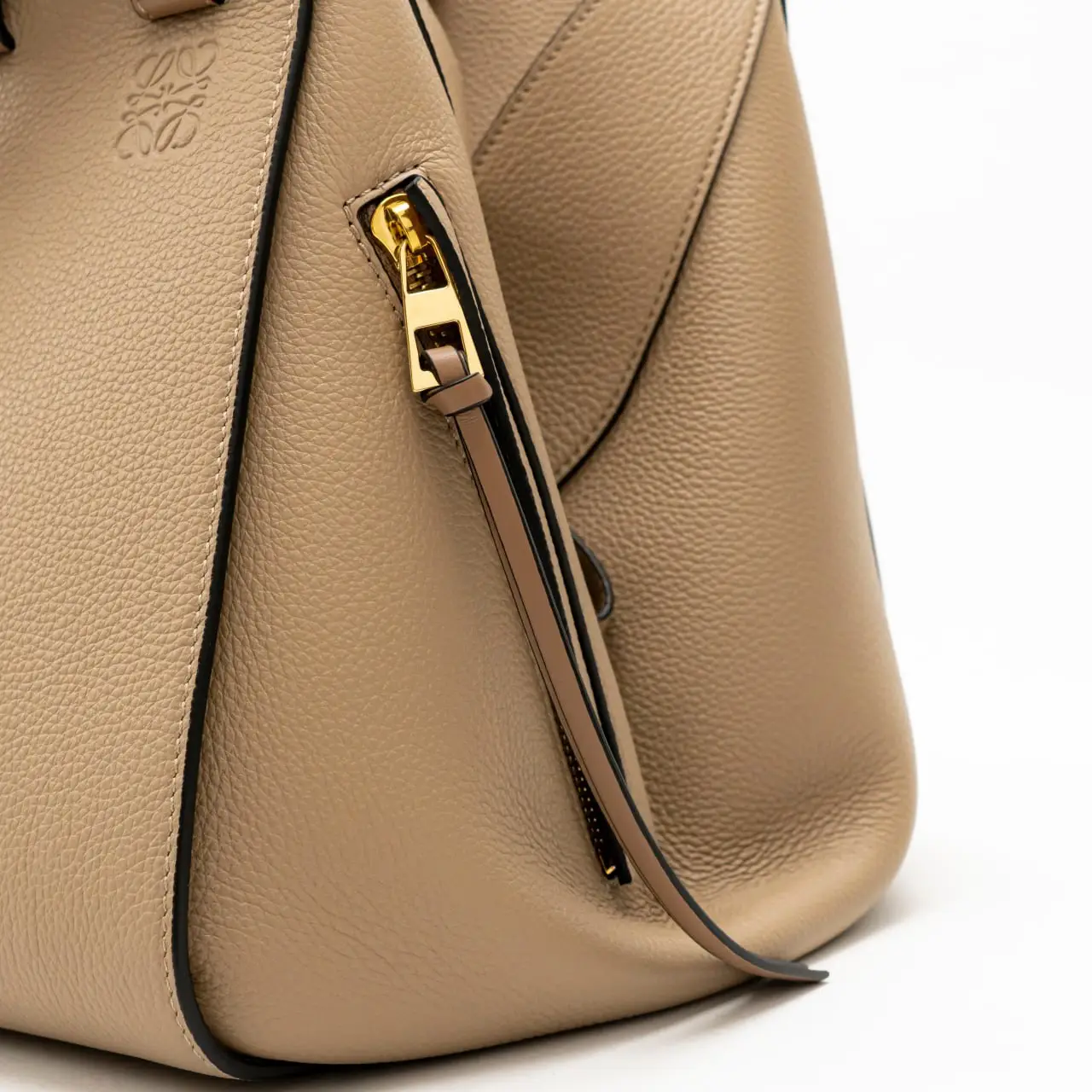 Loewe Small Hammock Bag Sand Grained – voilà.id