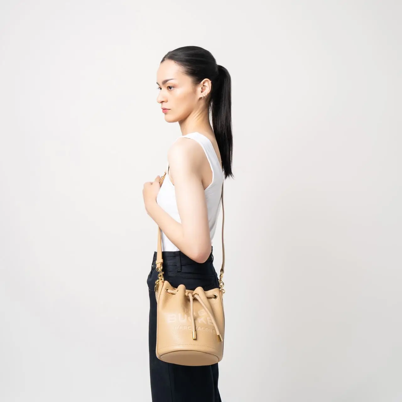 Marc Jacobs The Leather Bucket Bag Camel – voilà.id