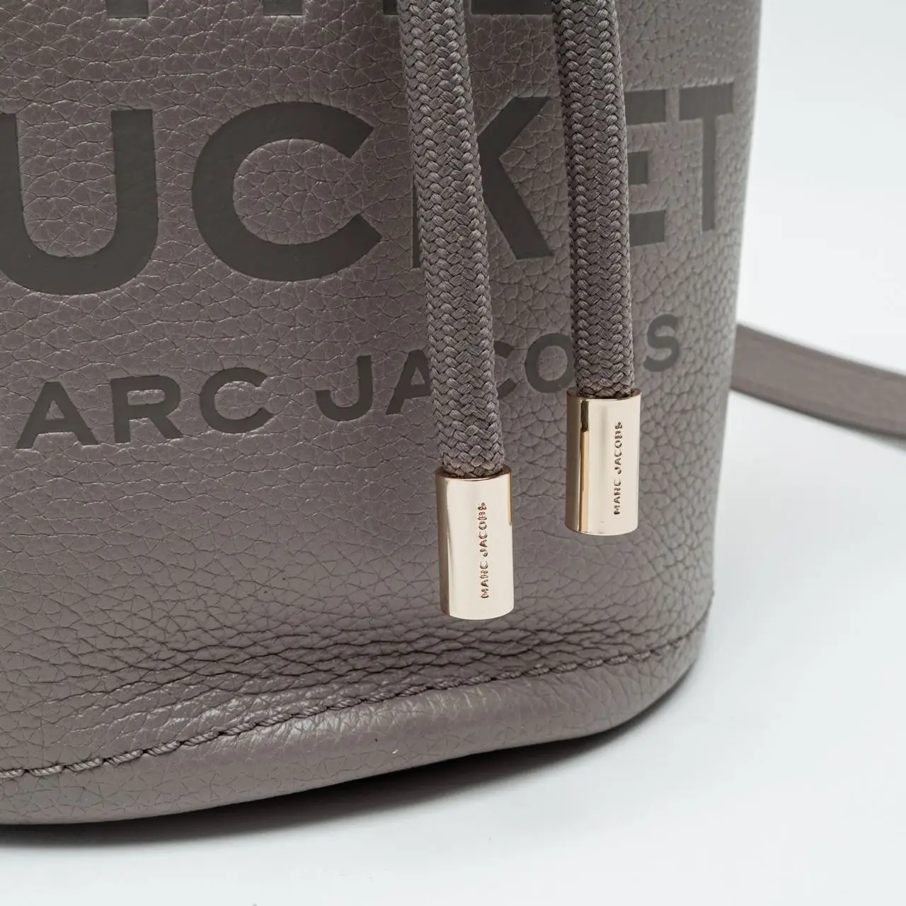 Marc Jacobs The Leather Bucket Bag Cement – voilà.id