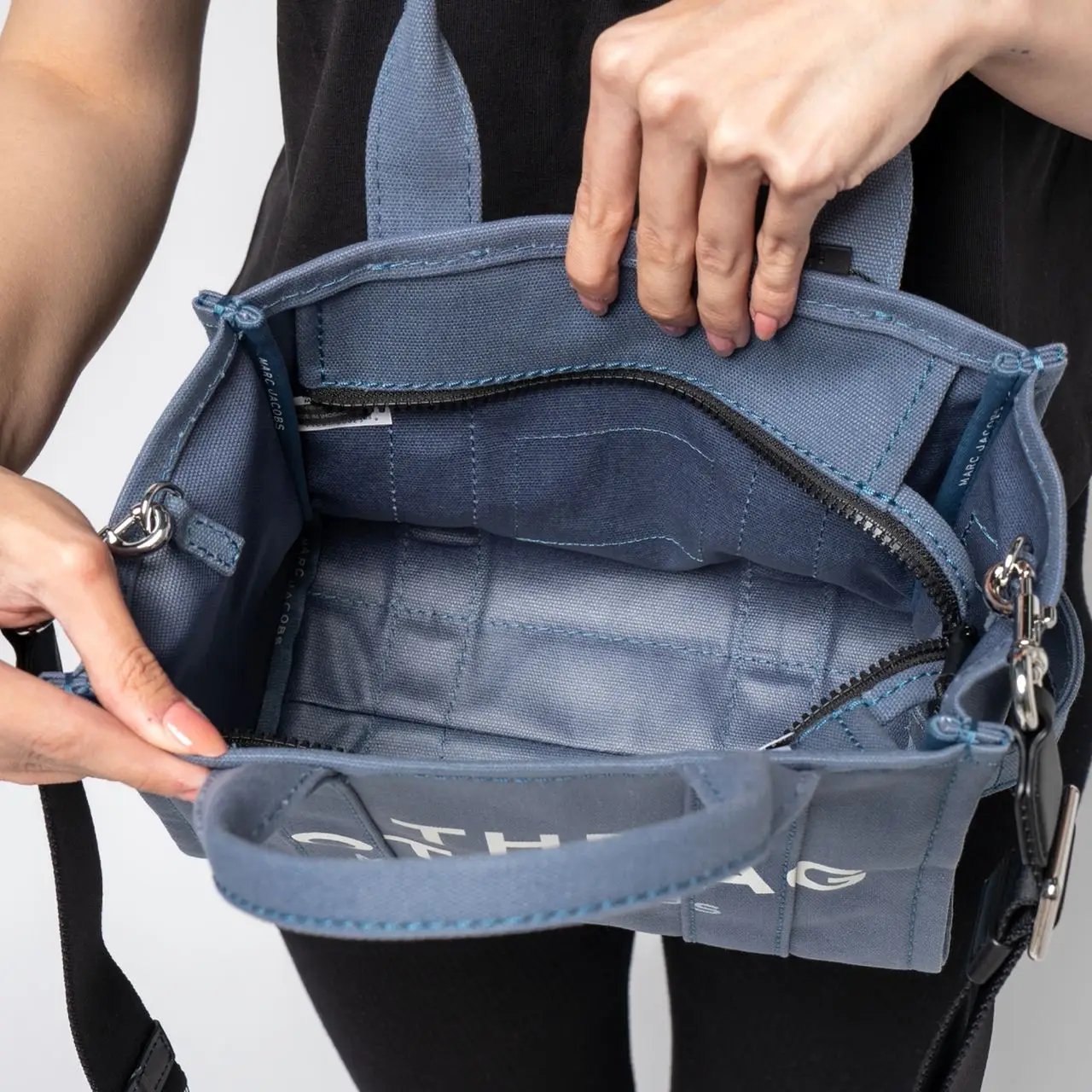 マーク ジェイコブスの人気トート「THE TOTE BAG」を集約した期間限定 