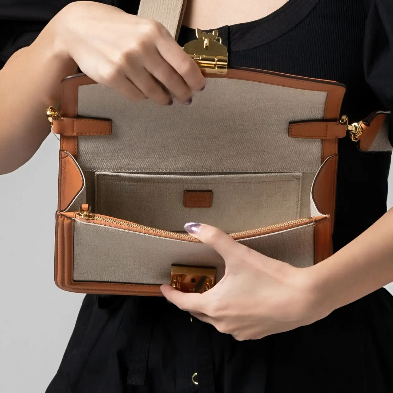 MCM Small Tracy Shoulder Bag in Linen Cognac – voilà.id