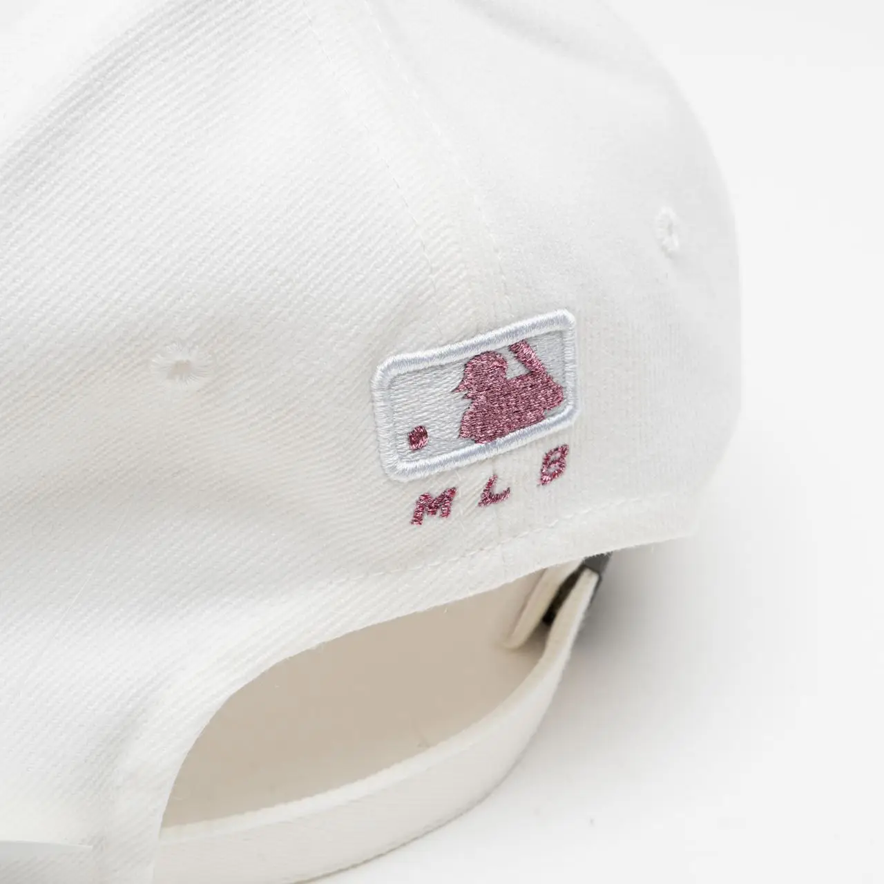 MLB White Cap with Rose Gold Embroidered NY Logo 47 Brand New York Yankees Rose Thorn Clean Up Dad Hat White  main image 2
