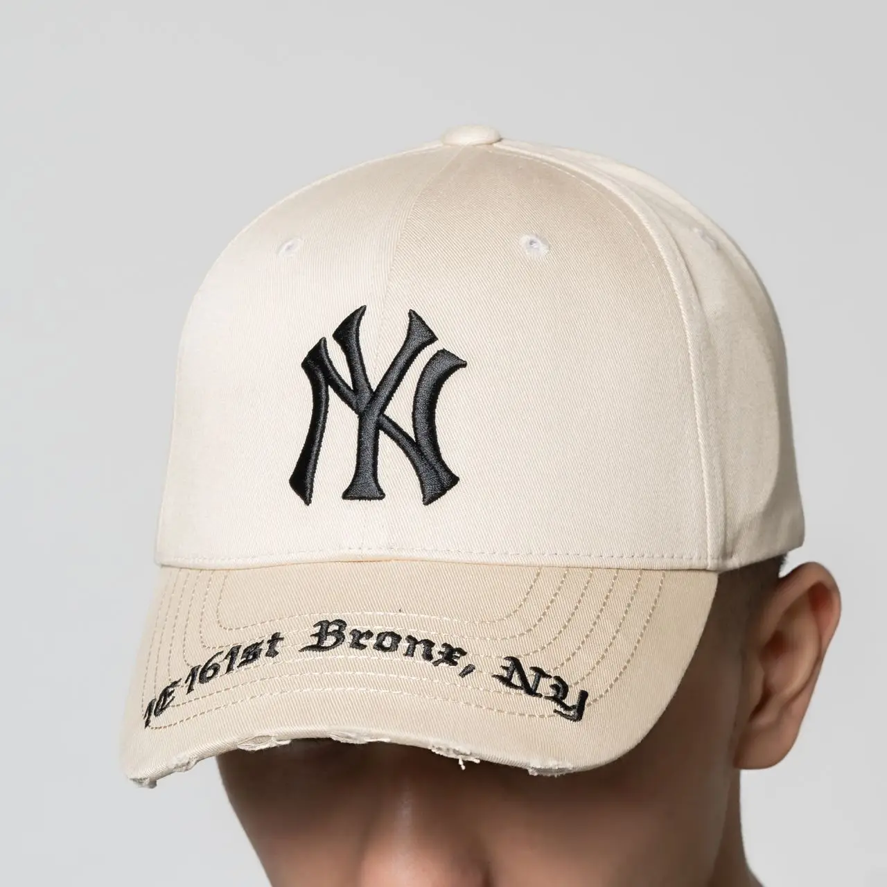 New York Yankees embroidered logo cap in neutral color New Era 59FIFTY New York Yankees Fitted Hat  main image 3