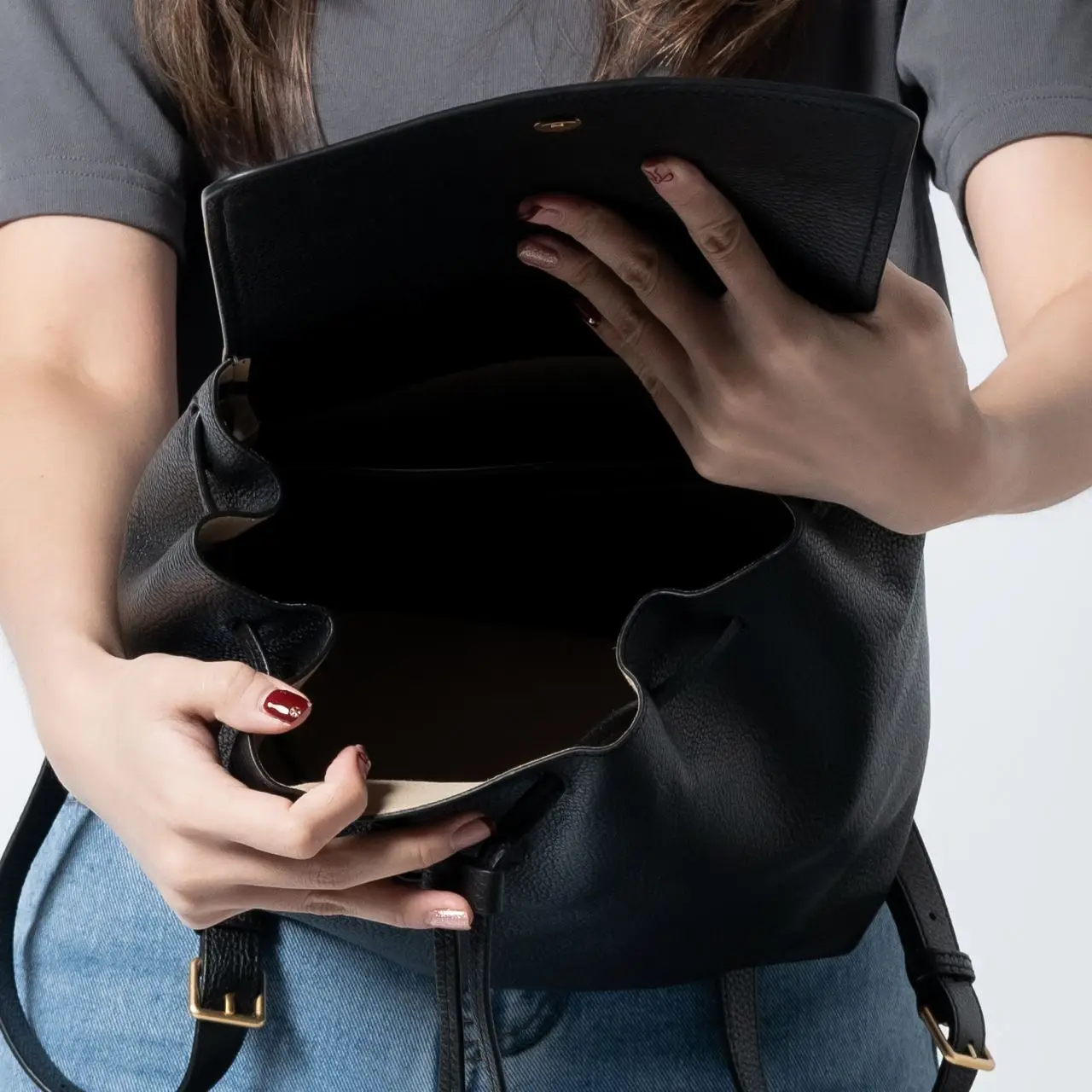Tory Burch Thea Grained Leather Backpack Black – voilà.id display picture 3