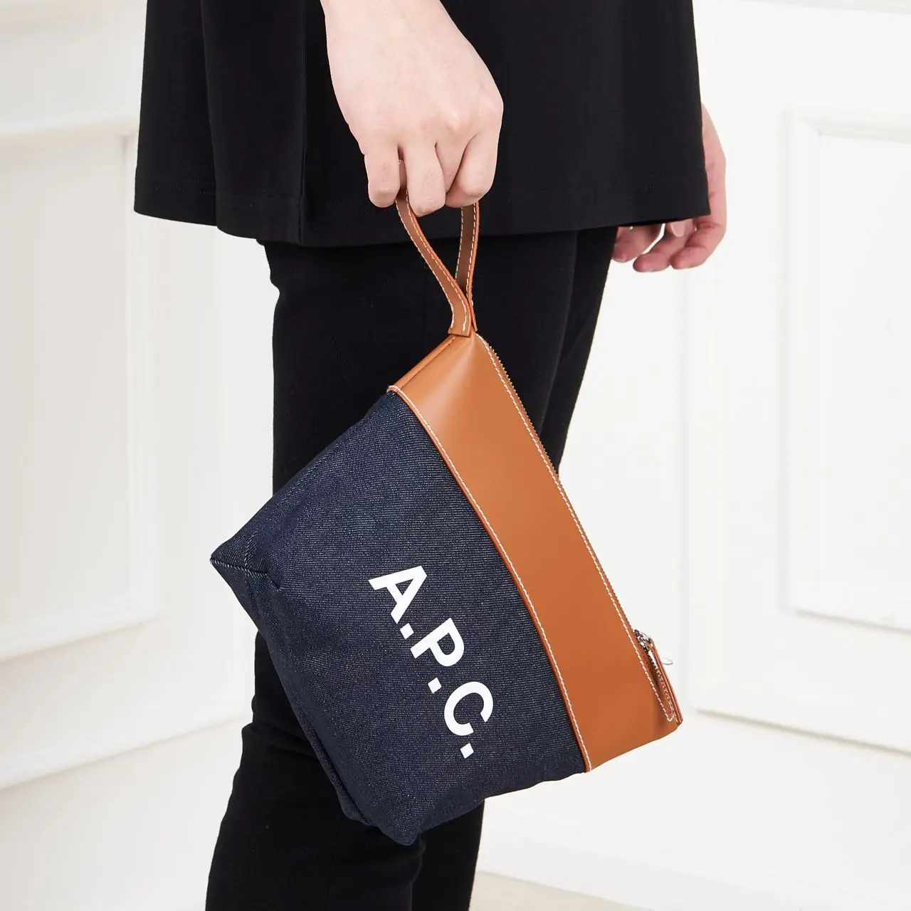 A.P.C. AXELLE POCHETTE アクセルポシェット CODDP M63526 IAK A.P.C Axelle Logo Pouch Bag Canvas Leather Navy Black – voilà.id