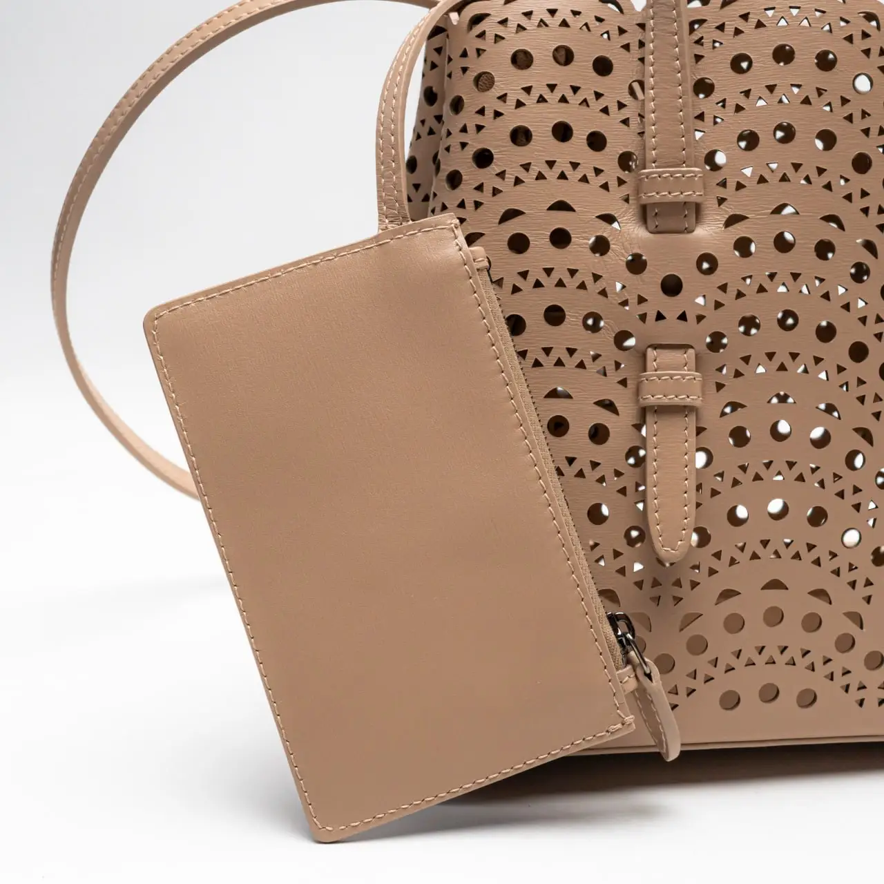 Alaïa Mina 25 Tote Bag Sable – voilà.id