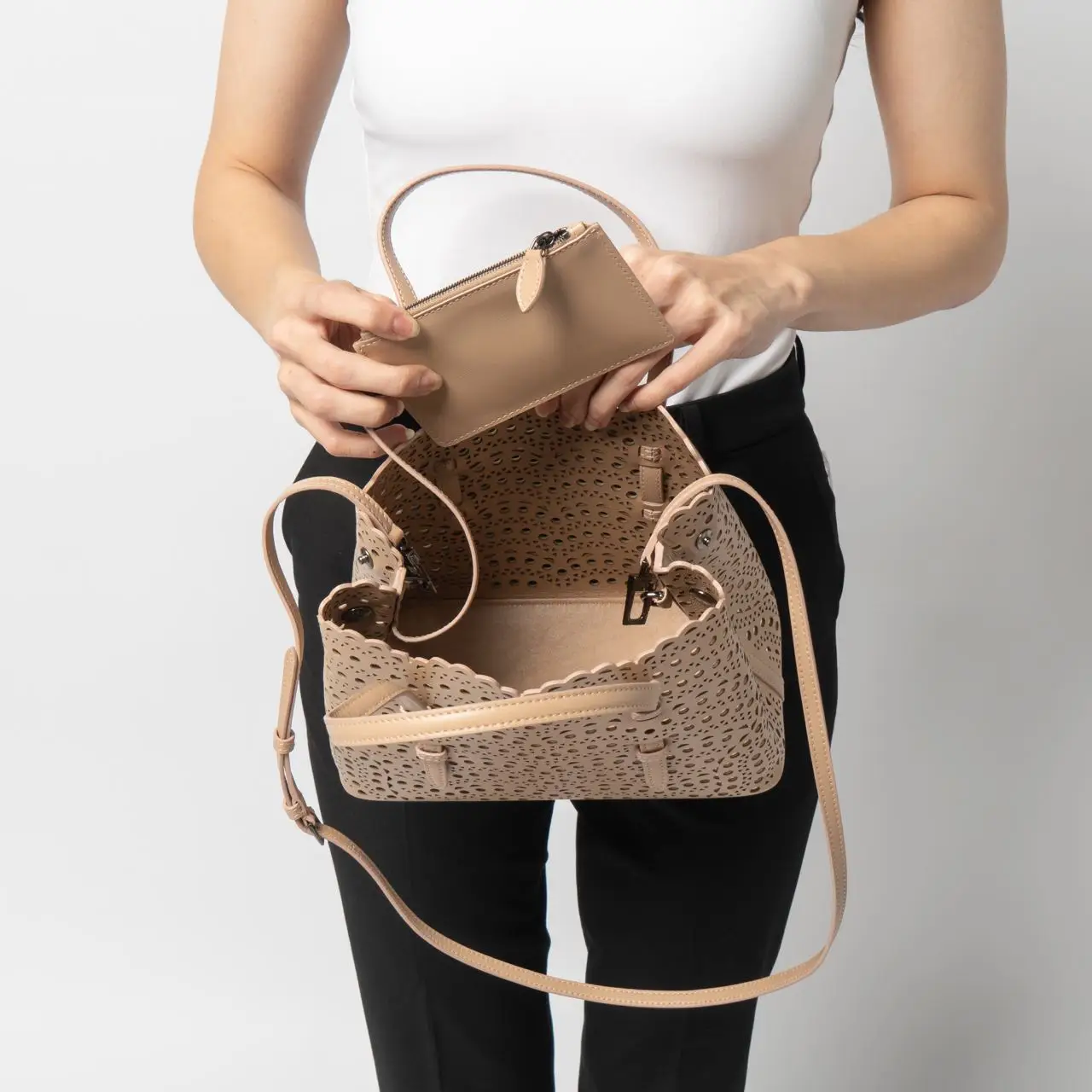Alaïa Mina 25 Tote Bag Sable – voilà.id