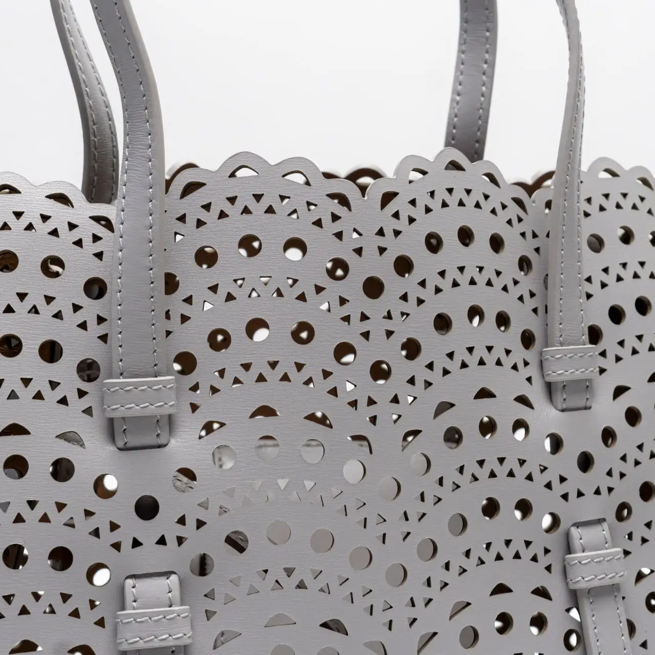 【SS25＊日本未入荷】Mina 25 E/W tote bag ALAÏA Black Mina 25 Bag In Vienne Wave Lux Calfskin | ALAÏA IN