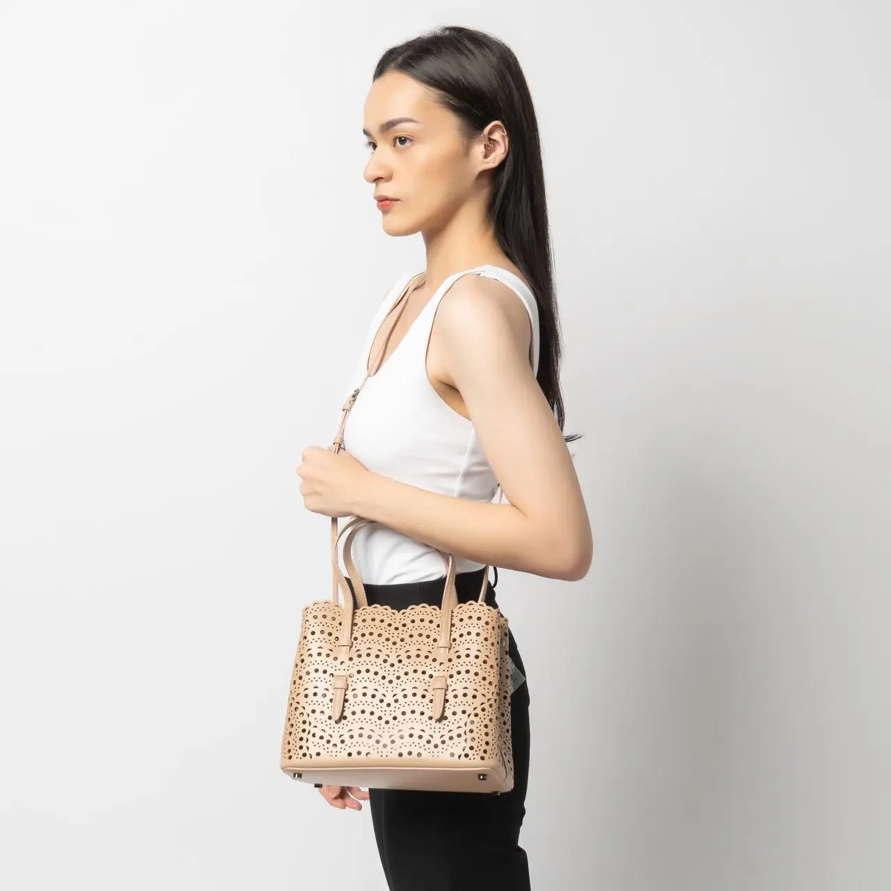 ★ALAIA★ ヴィエナウェーブ MINA 25 バッグ AA1S06725C0A44 ALAÏA Black Mina 25 Bag In Vienne Wave Lux Calfskin | ALAÏA US