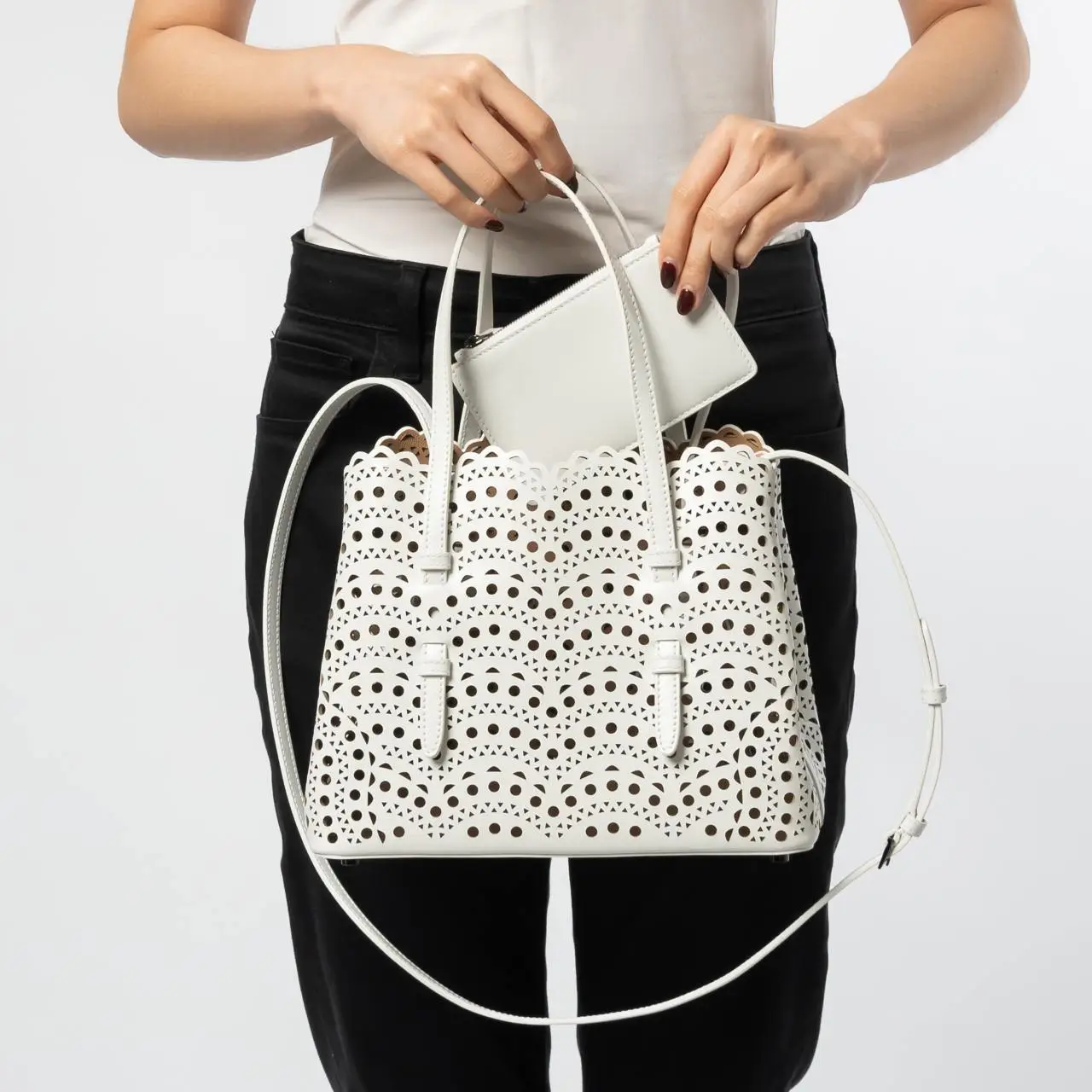 【SS25＊日本未入荷】Mina 25 E/W tote bag Alaïa Mina 25 Tote Bag Blanc Optique – voilà.id