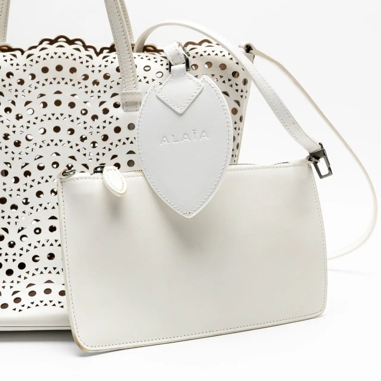 ALAIA☆24SS MINA 20 XS 2WAY パンチング トートバッグ WHITE ALAIA☆24SS MINA 20 XS 2WAY パンチング トートバッグ WHITE