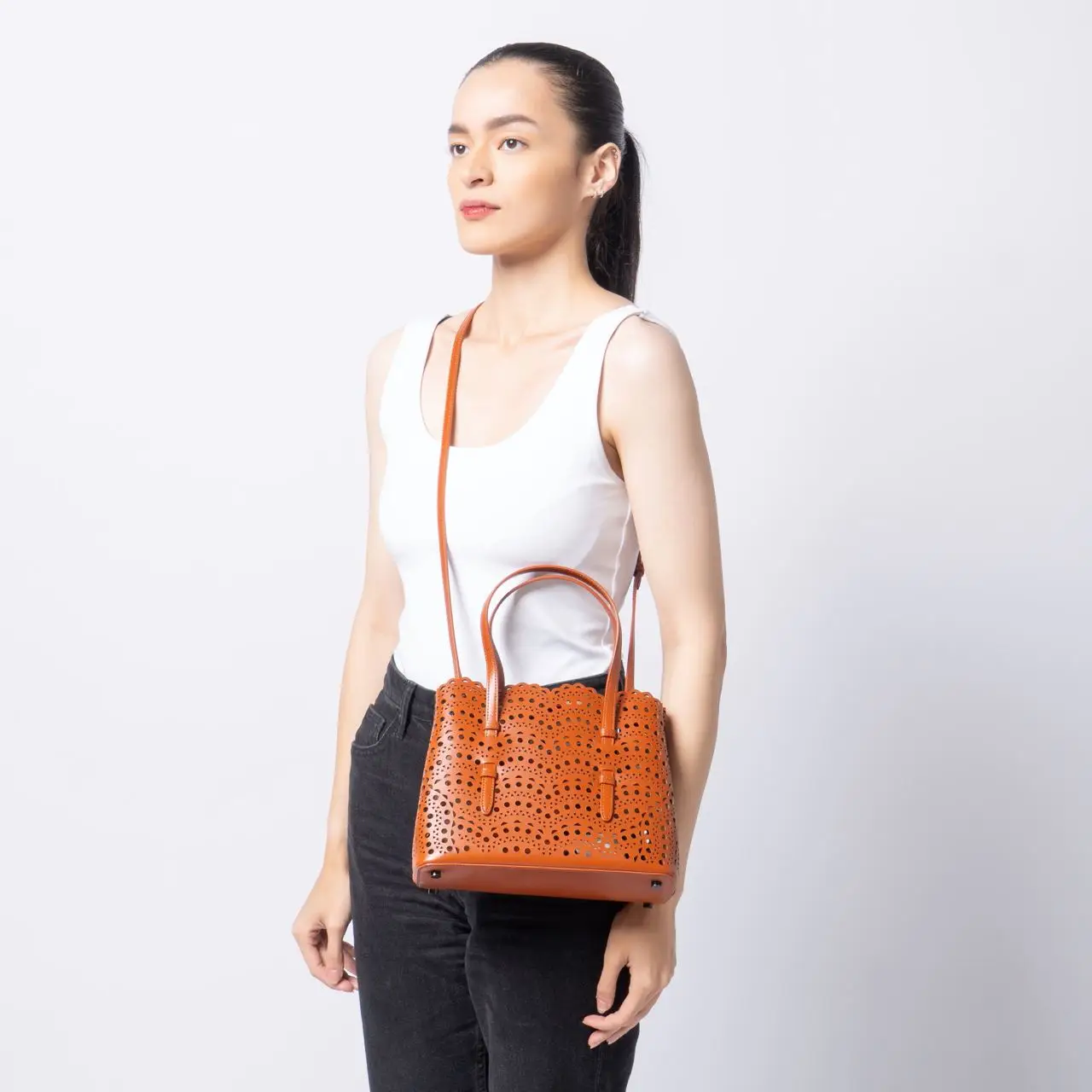 【SS25＊日本未入荷】Mina 25 E/W tote bag Alaïa Mina 25 Tote Bag Blanc Optique – voilà.id