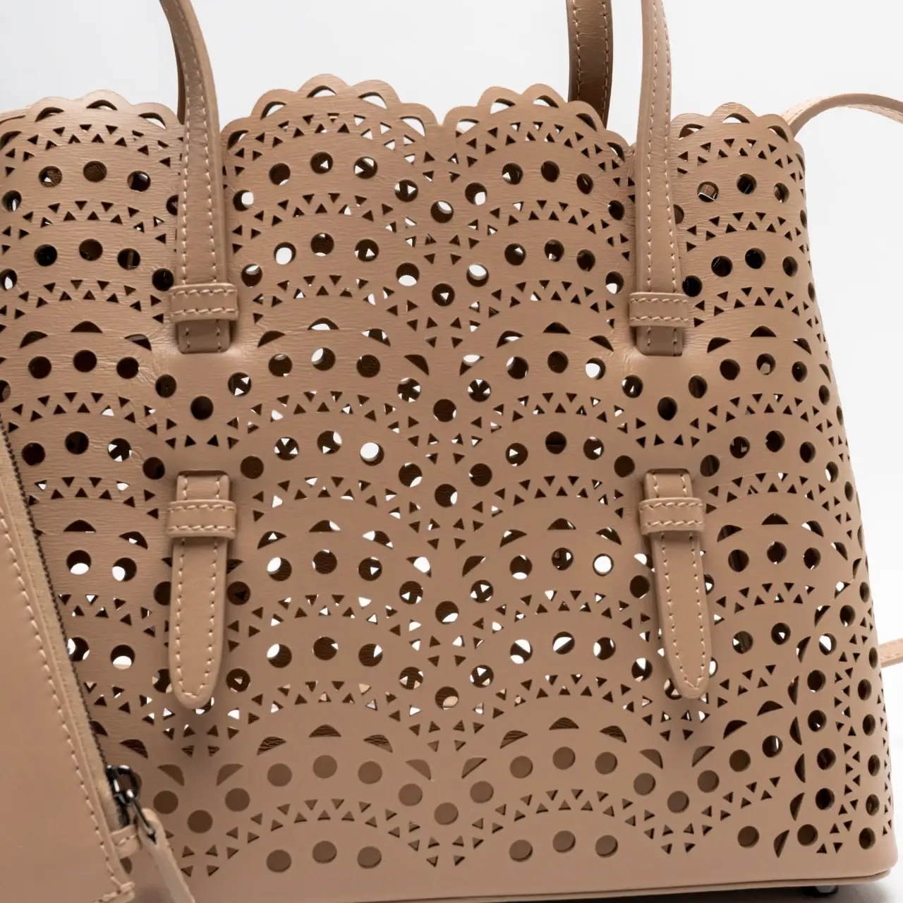 Alaïa Mina 25 Tote Bag Sable – voilà.id