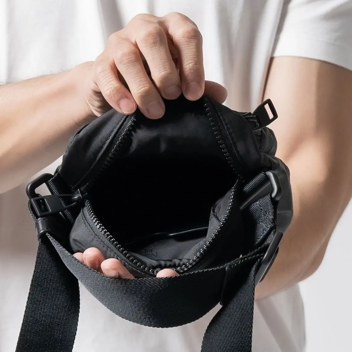 ショルダーバッグ alexander mcqueen Crossbody bags Alexander McQueen Graffitti Logo Crossbody Bag Black – voilà.id