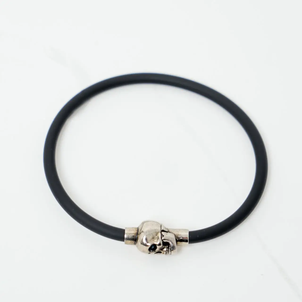 ★Alexander McQUEEN★ Skull Lover Bracelet Black 7058461AAJJ Men's Rubber cord Skull Bracelet in Black | McQueen US