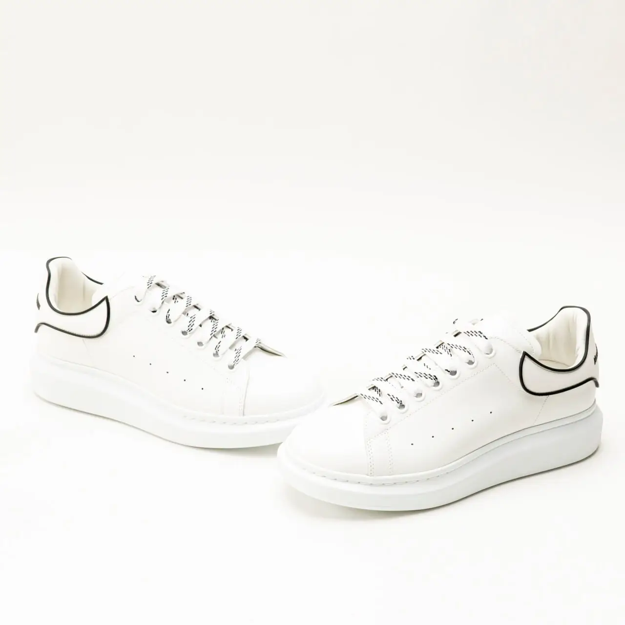 スニーカー Alexander Mcqueen White Leather Sneakers With Contrasting Alexander McQueen Contrast Heel Counter Oversized Sneakers