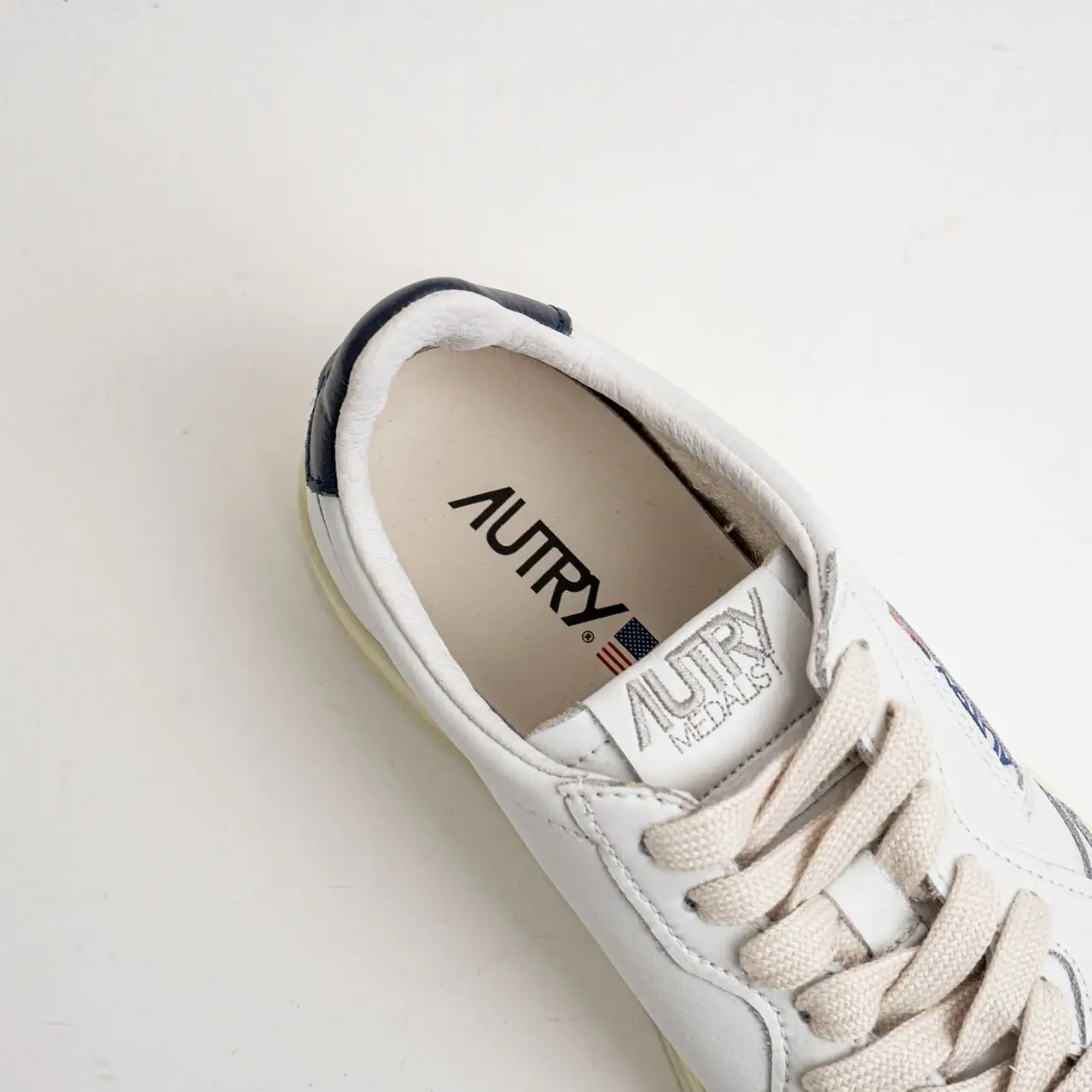 スニーカー AUTRY Woman Sneakers White AVLWSV11 AUTRY：スニーカー レディース - ホワイト | GIGLIO.COM