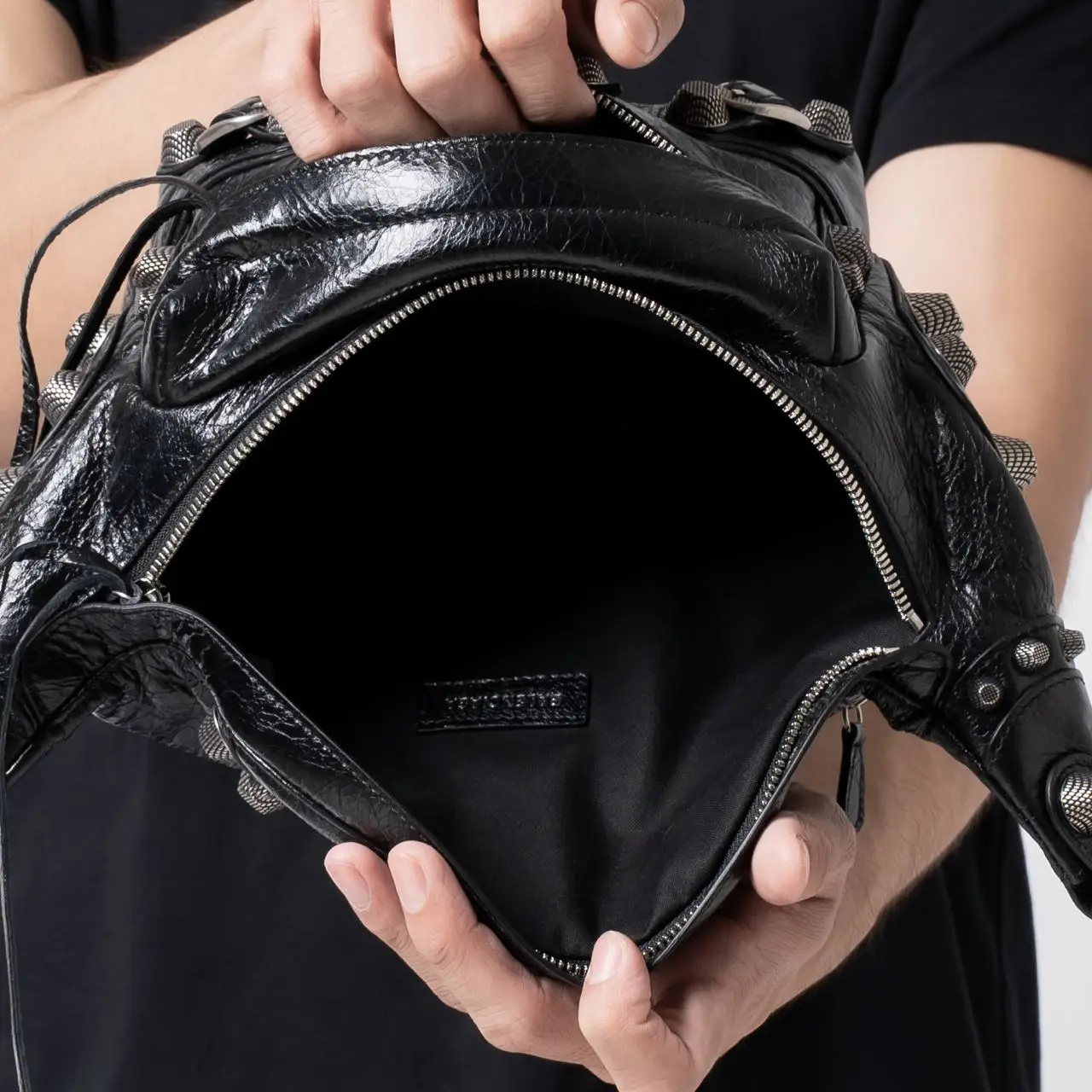 アウトレット直営店舗【BALENCIAGA】LE CAGOLE BELT BAG 742014 Balenciaga Le Cagole Medium Beltpack Black Men – voilà.id
