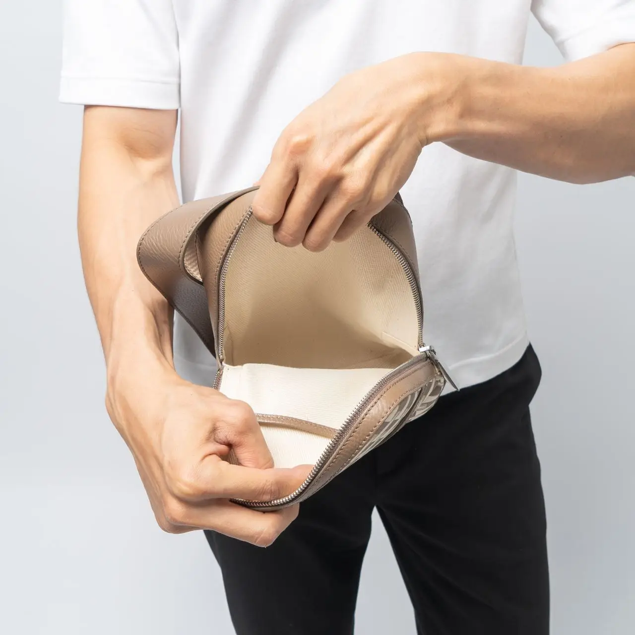 直営店☆BALLY☆SALE! Pennant モノグラム ロゴ スリングバッグ Bally Pennant Monogram Sling Bag Beige – voilà.id