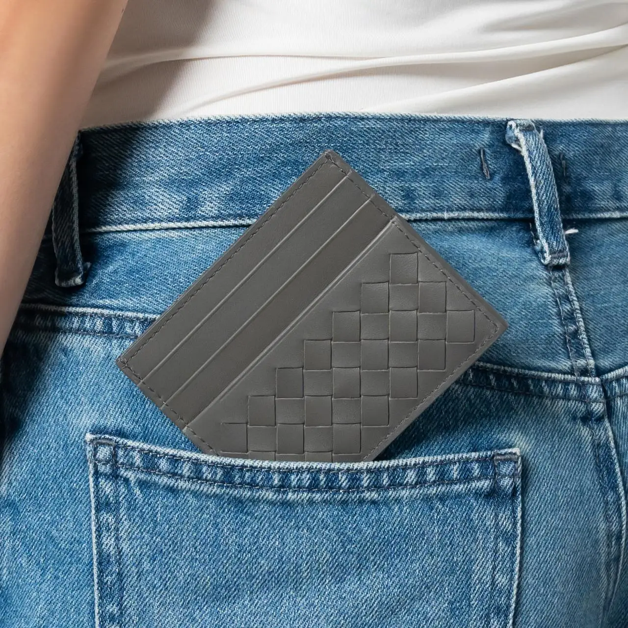 Bottega Veneta Intrecciato Credit Card Case Dark Grey – voilà.id