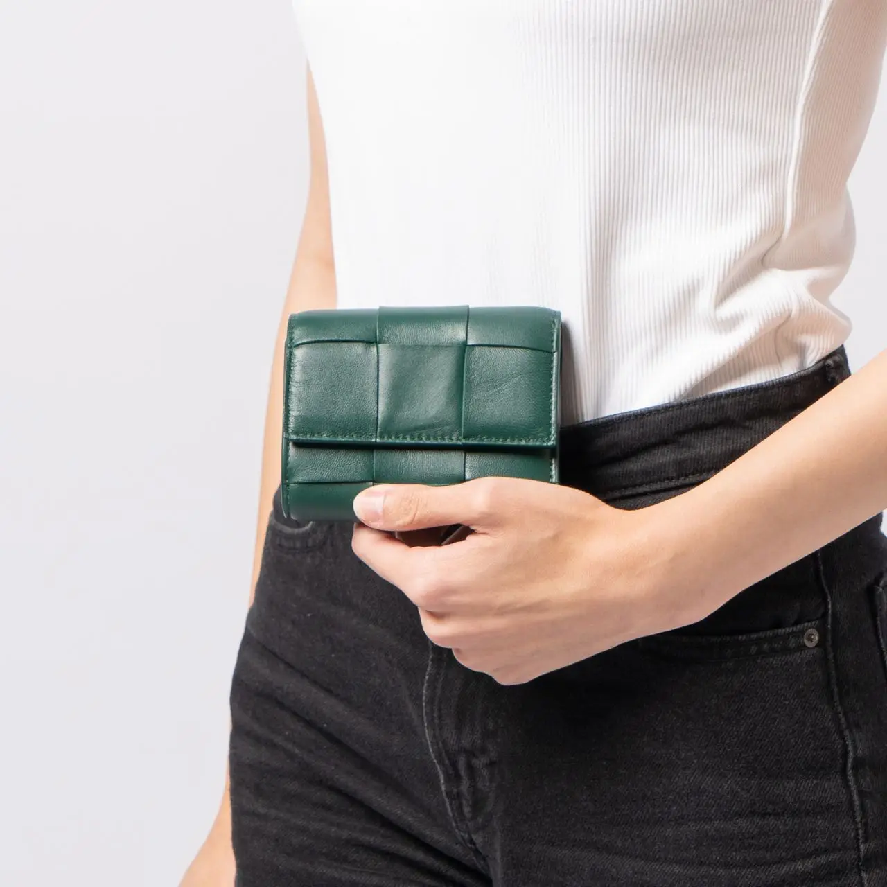 Bottega Veneta Cassette Tri-Fold Zip Wallet Emerald Green – voilà.id