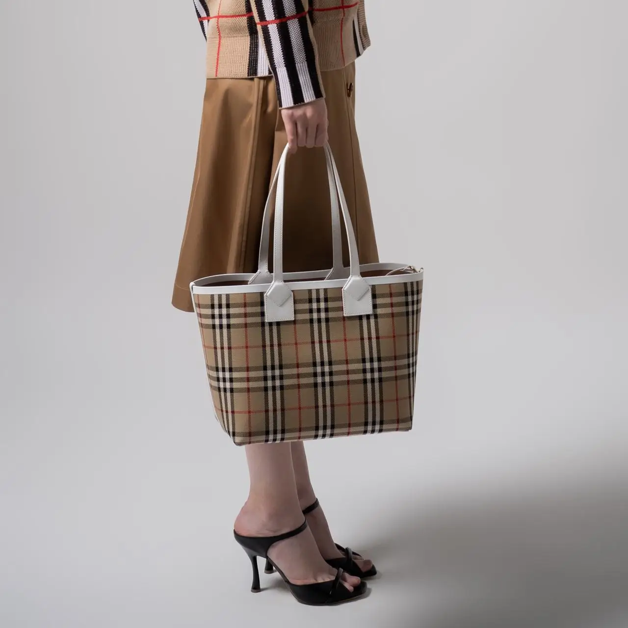 トートバッグ Burberry SS25 SM CHECK TOTE (8100227 C1734) 11product-80723311-Xms-2023-09