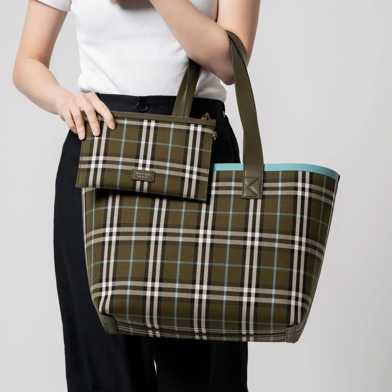 トートバッグ BURBERRY Military Green Canvas Medium Tote T Burberry Medium Cotton Check & Leather Beach Tote in Green