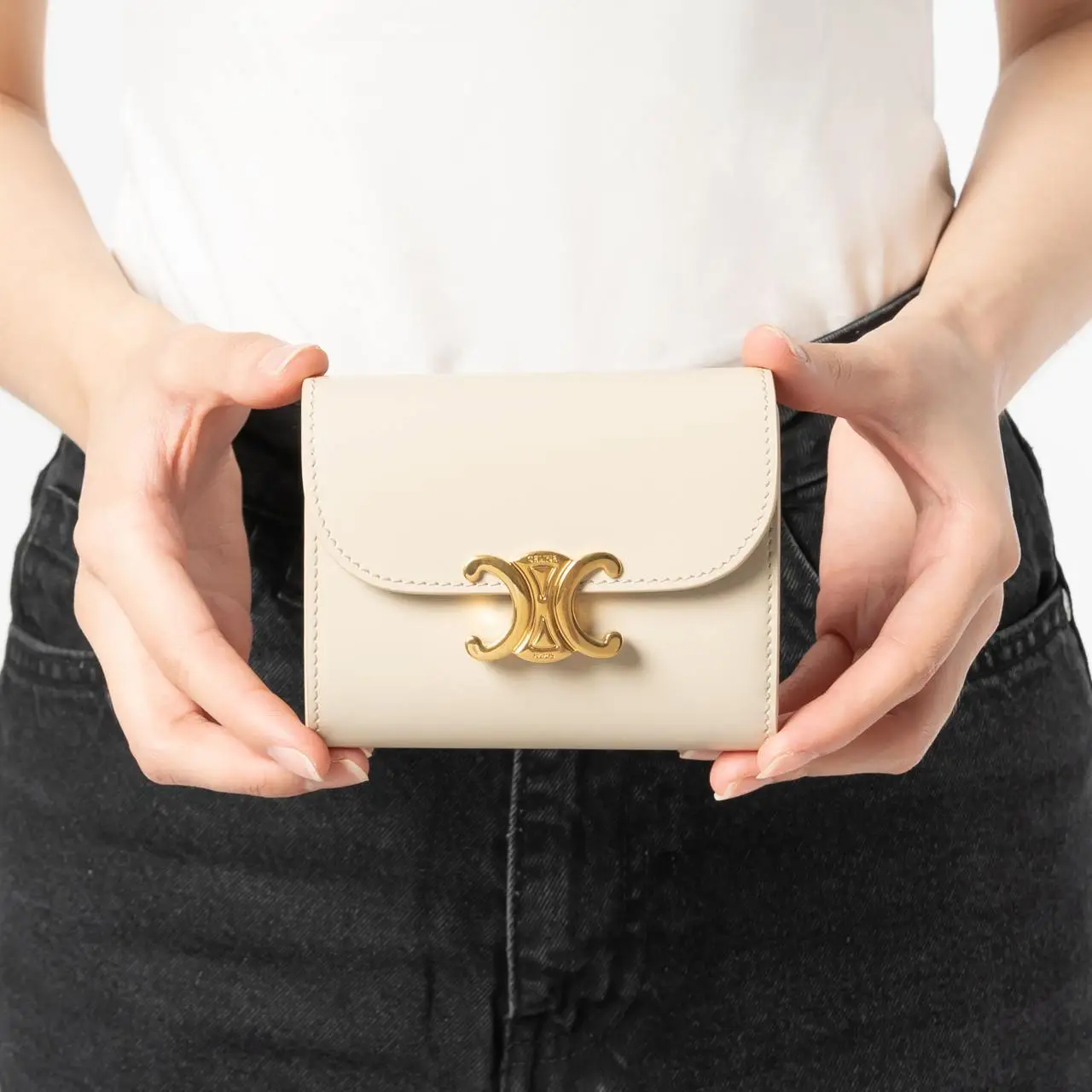 【CELINE 】 Triomphe small flap in shiny calfskin wallet Women's Triomphe small flap in shiny calfskin wallet