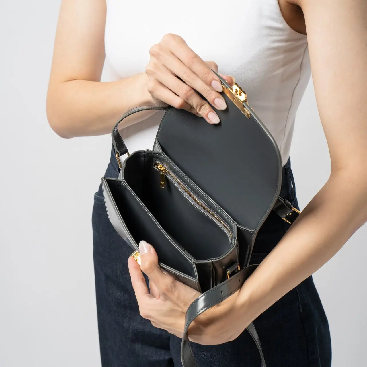 CELINE｜CROSSBAGS (TEEN TRIOMPHE BAG IN SHINY CALFSKIN ( Celine Triomph Teen Black Shiny Calfskin Bag – REDELUXE