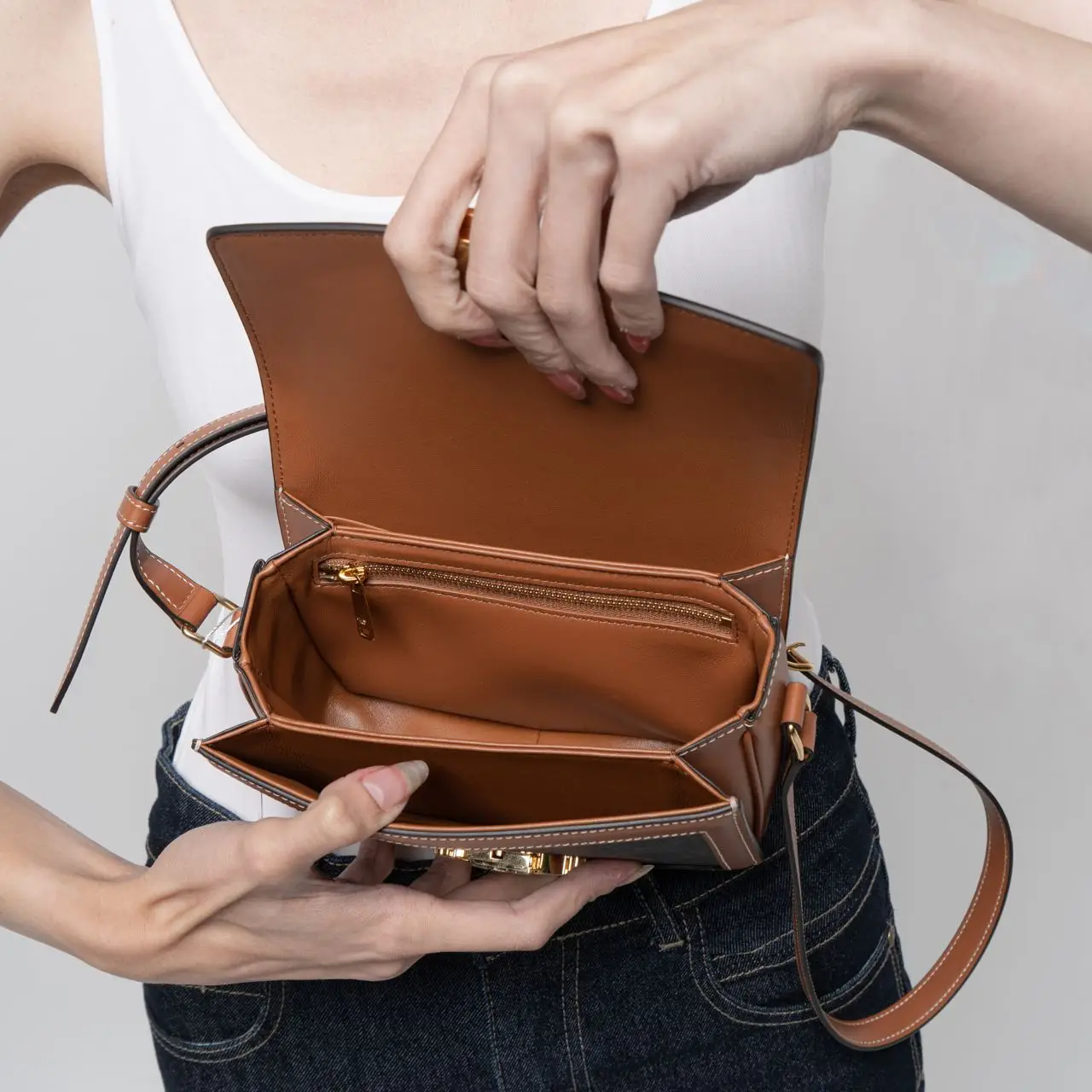 【関税&送料込】Celine Teen Triomphe Canvas Triomphe Shoulde Celine Teen Triomphe Bag In Triomphe Canvas And Calfskin Tan