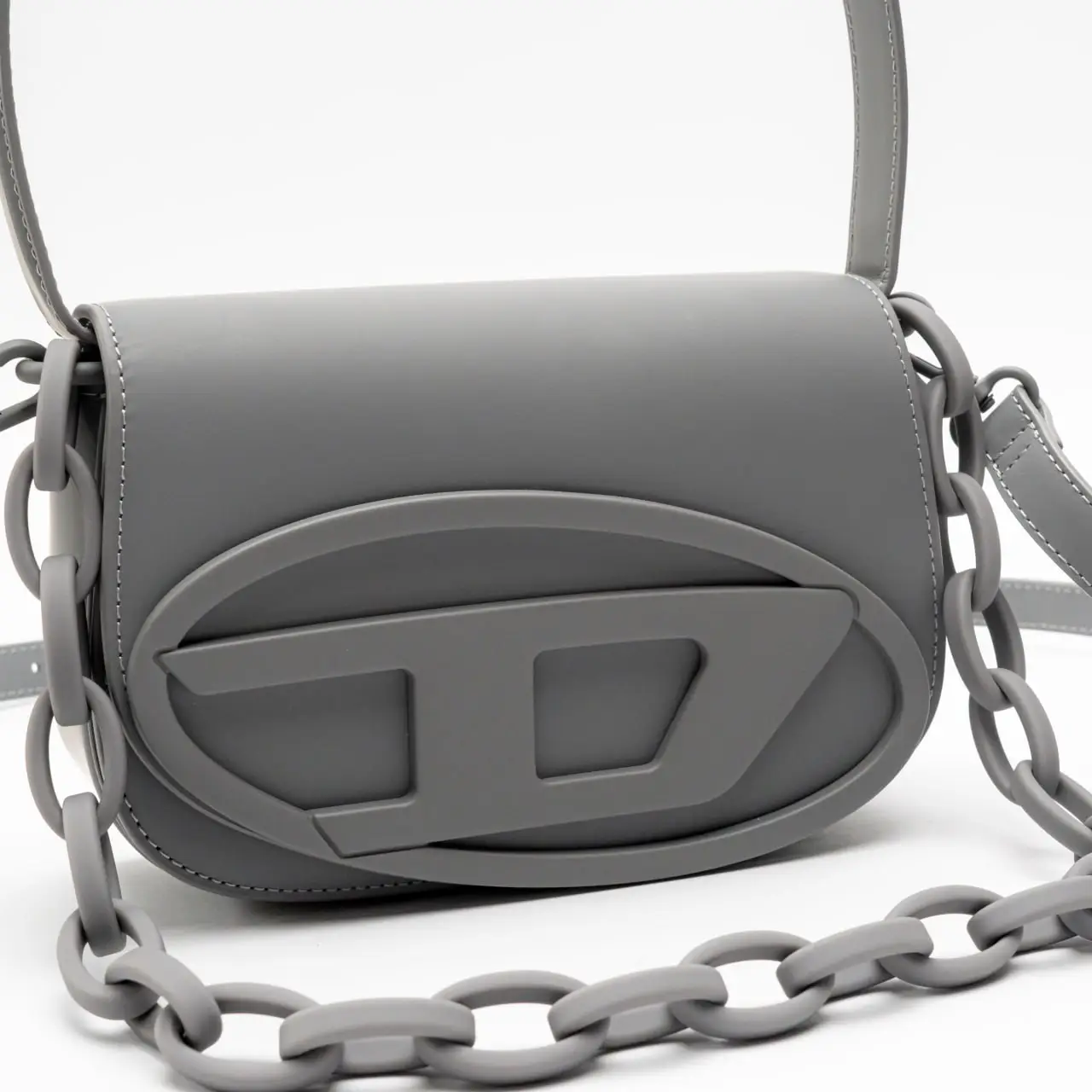 Diesel 1DR Iconic Matte Leather Shoulder Bag with Chain Diesel 1DR Iconic Matte Leather Shoulder Bag with Chain