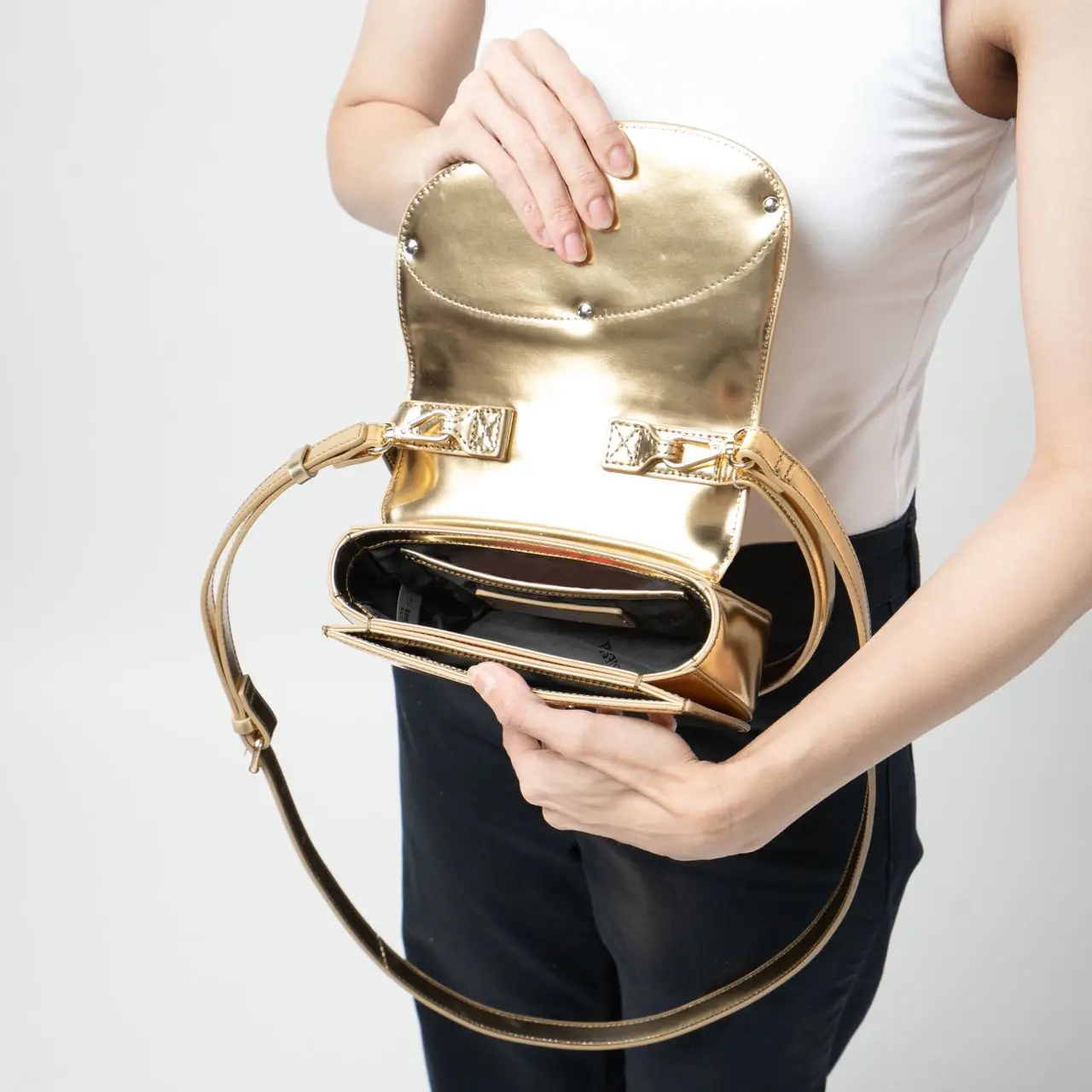 Diesel 1DR Iconic Mirrored Leather Shoulder Bag Gold – voilà.id