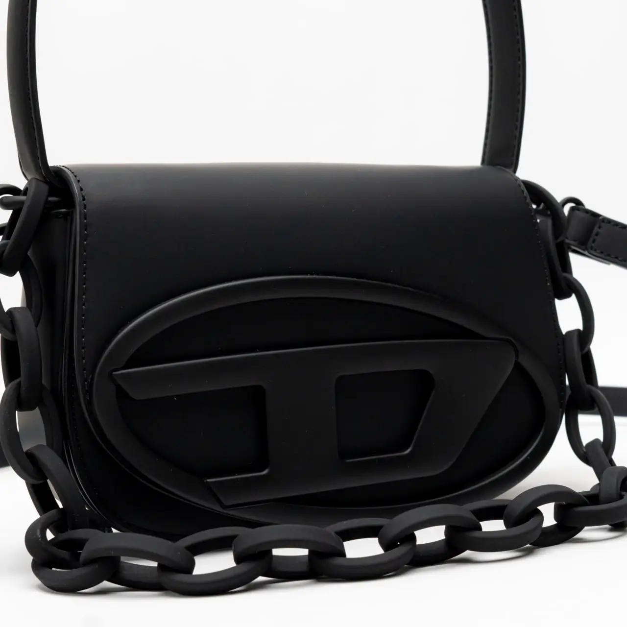 Diesel 1DR Iconic Matte Leather Shoulder Bag with Chain Diesel 1DR Iconic Matte Leather Shoulder Bag with Chain