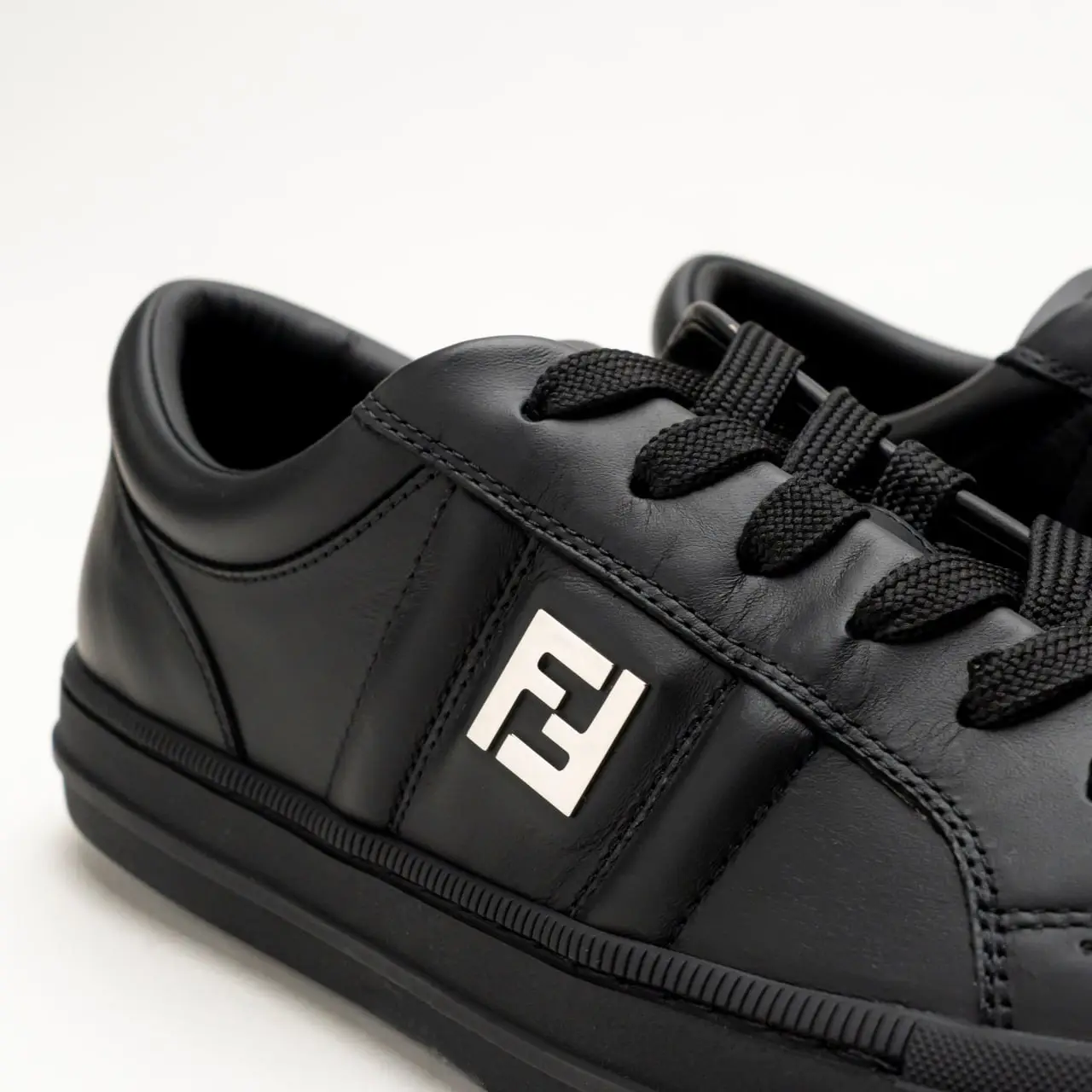 スニーカー FENDI DOMINO SNEAKERS IN SMOOTH LEATHER Fendi Domino Low-Top Sneakers Leather Black – voilà.id