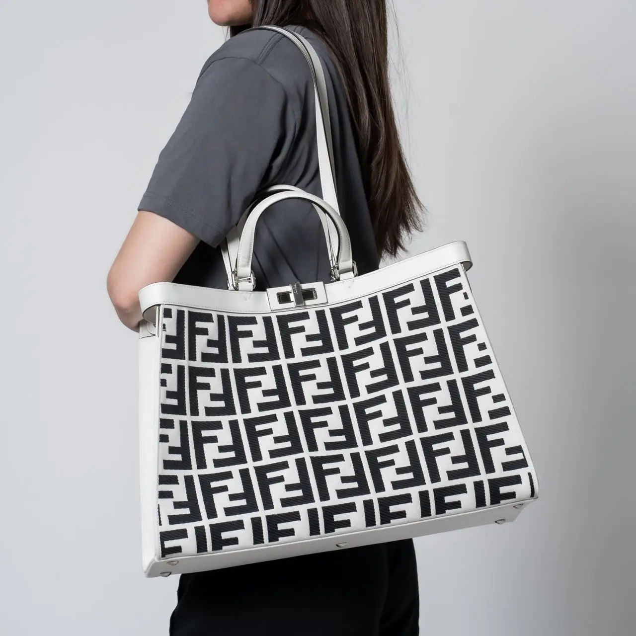 ☆FENDI☆ X-Tote Mediuml トート WHITE RICE×NERO♪ Fendi Medium X-Tote Canvas Bag FF Embroidered White – voilà.id