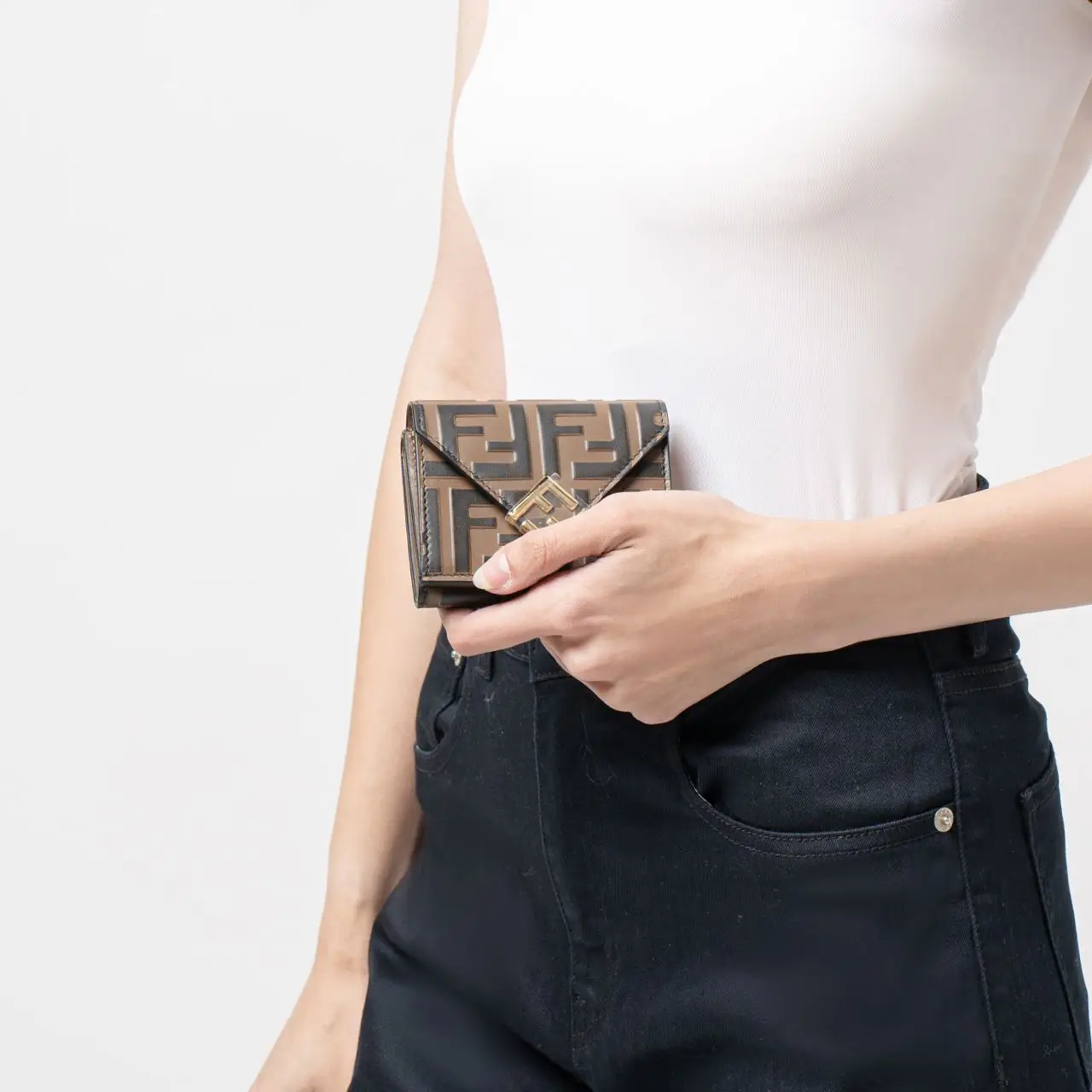 FENDI｜HALF-LENGTH WALLETS (FF Diamonds leather tri-fold Fendi FF Diamonds Embossed Leather Trifold Wallet Brown