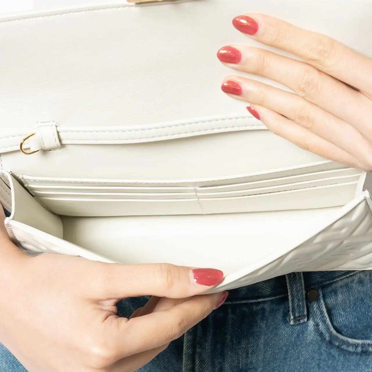 Fendi Baguette FF Quilted Wallet On Chain Bag White – voilà.id