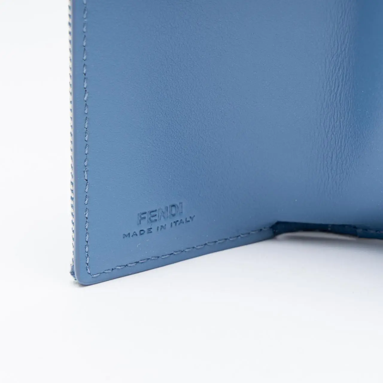 Fendi 25年 春夏 Ff Logo Denim Trifold Wallet フェンディ】夏ボーナスで買うべき大人の財布｜立体的な「FF