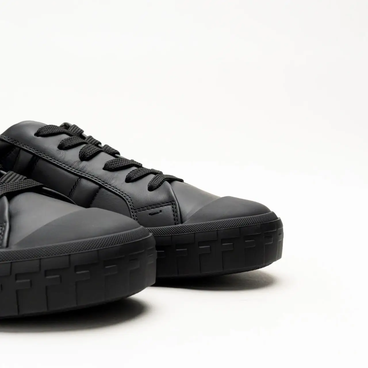 スニーカー FENDI DOMINO SNEAKERS IN SMOOTH LEATHER FENDI Domino sneakers for Men - Black in KSA | Level Shoes