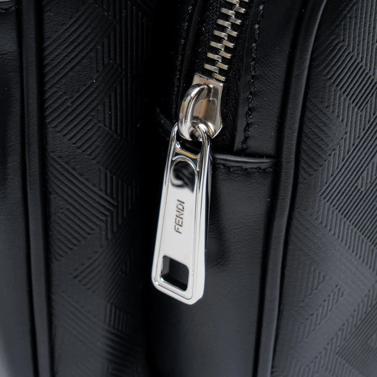 国内即発＊送料込＊FENDI SHADOW DIAGONAL DUO CAMERA CASE Fendi Shadow Diagonal Duo Camera Case Leather Bag Black