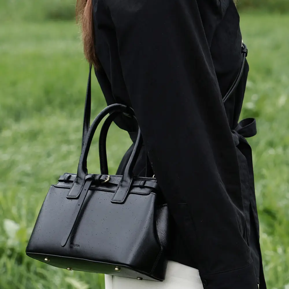 Folnua Mini Anneau Plain Leather Handbag Black – voilà.id Folnua Mini Anneau Plain Leather Handbag Black – voilà.id