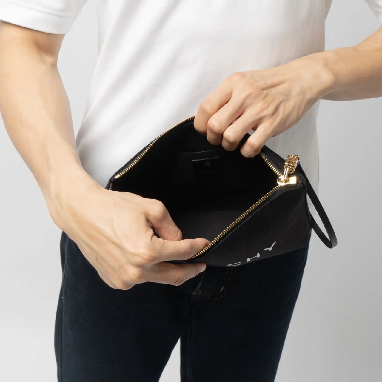 Givenchy Logo Print Large Travel Pouch Black – voilà.id