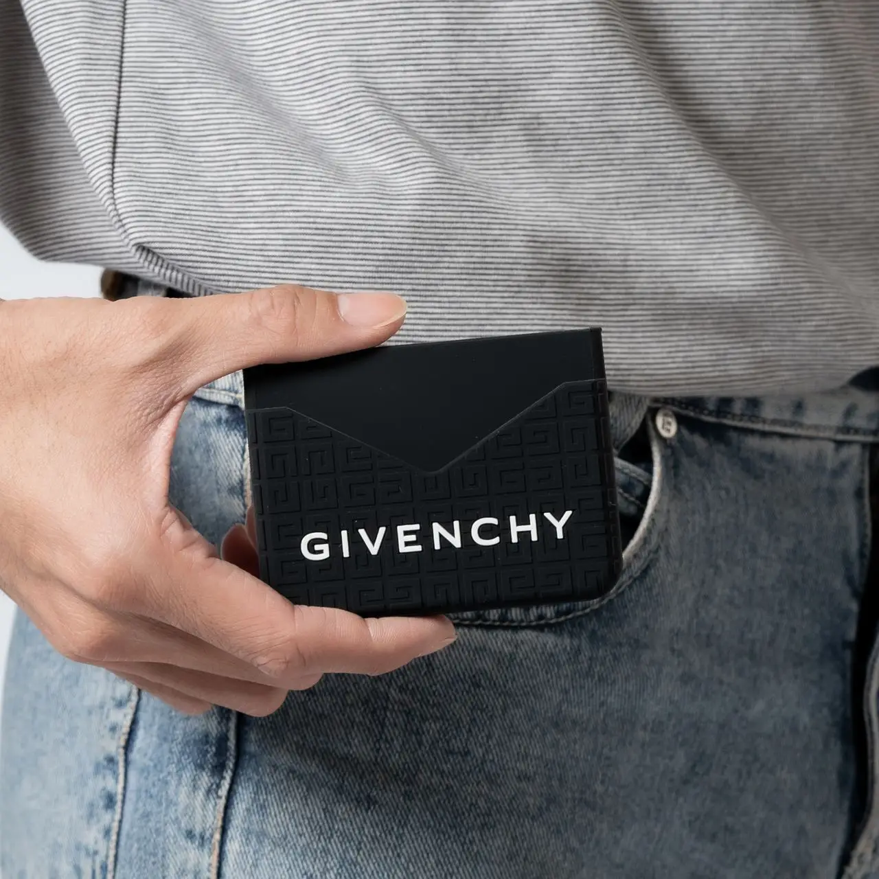 [Givenchy] Logo Card Holder - Black / ☆送料込☆ Givenchy Embossed 4G-Motif Card Holder Black – voilà.id